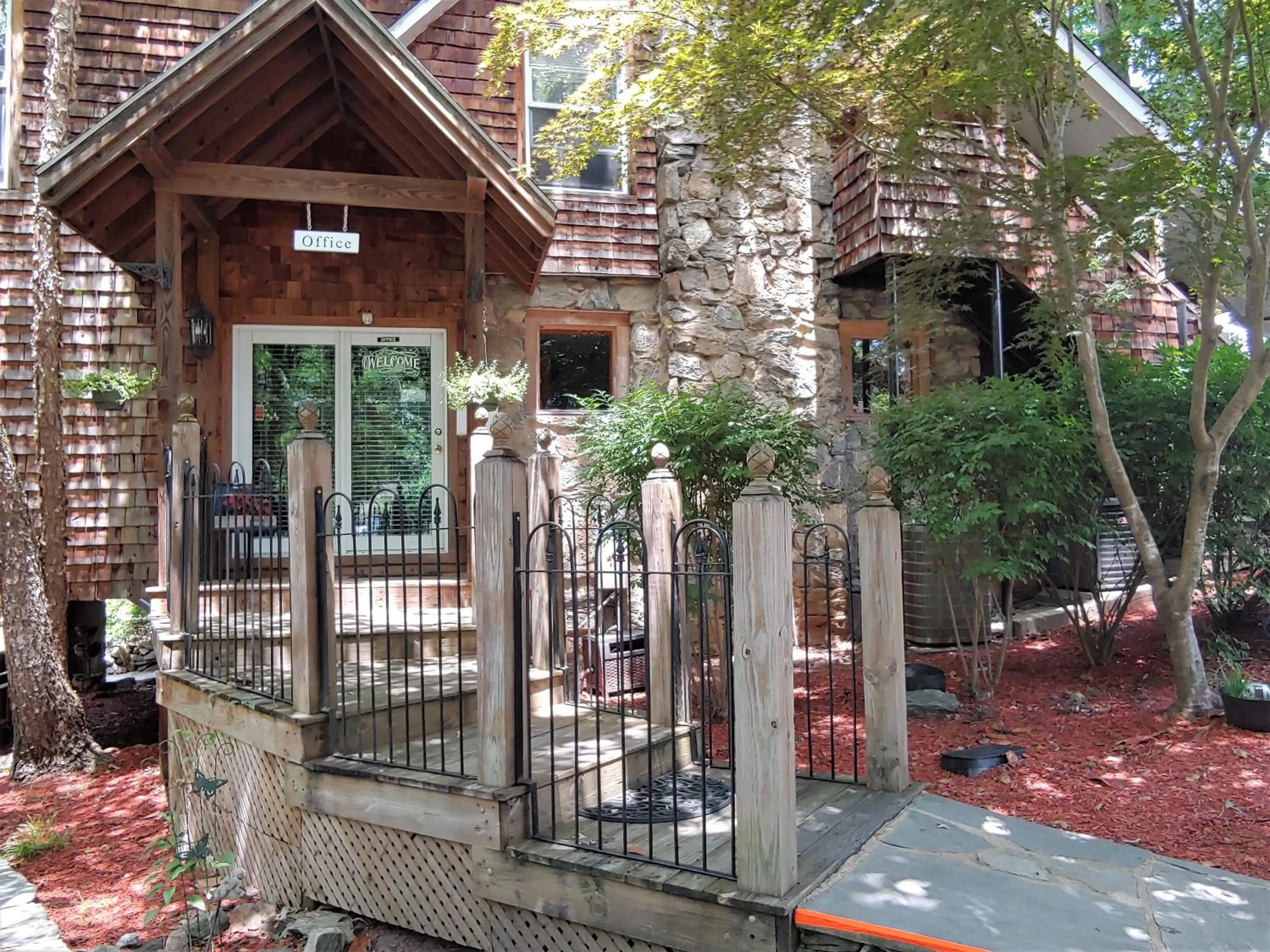 Facade/entrance in McKinley Edwards Inn