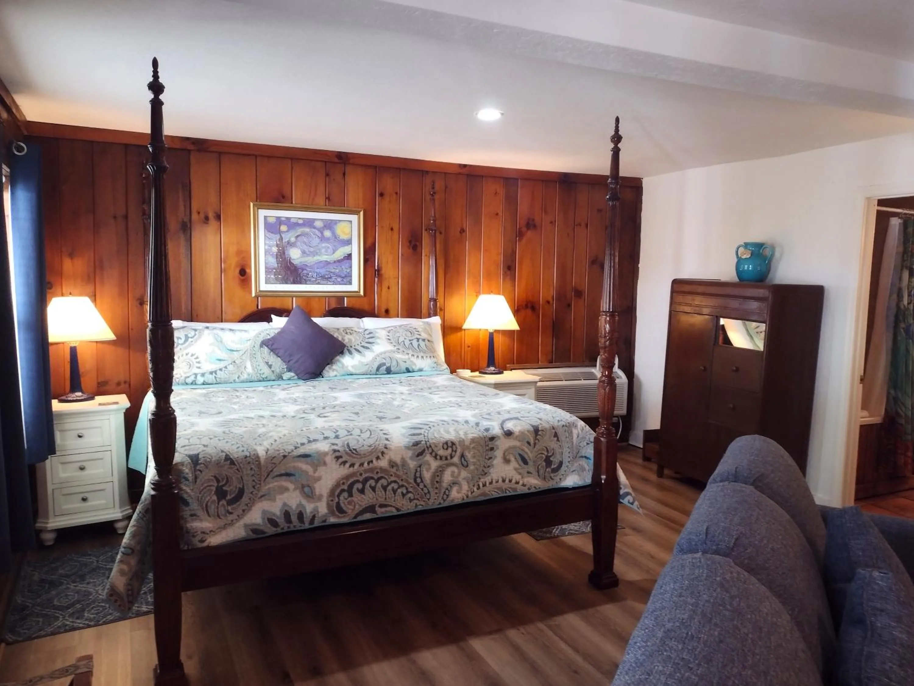 Bed in McKinley Edwards Inn