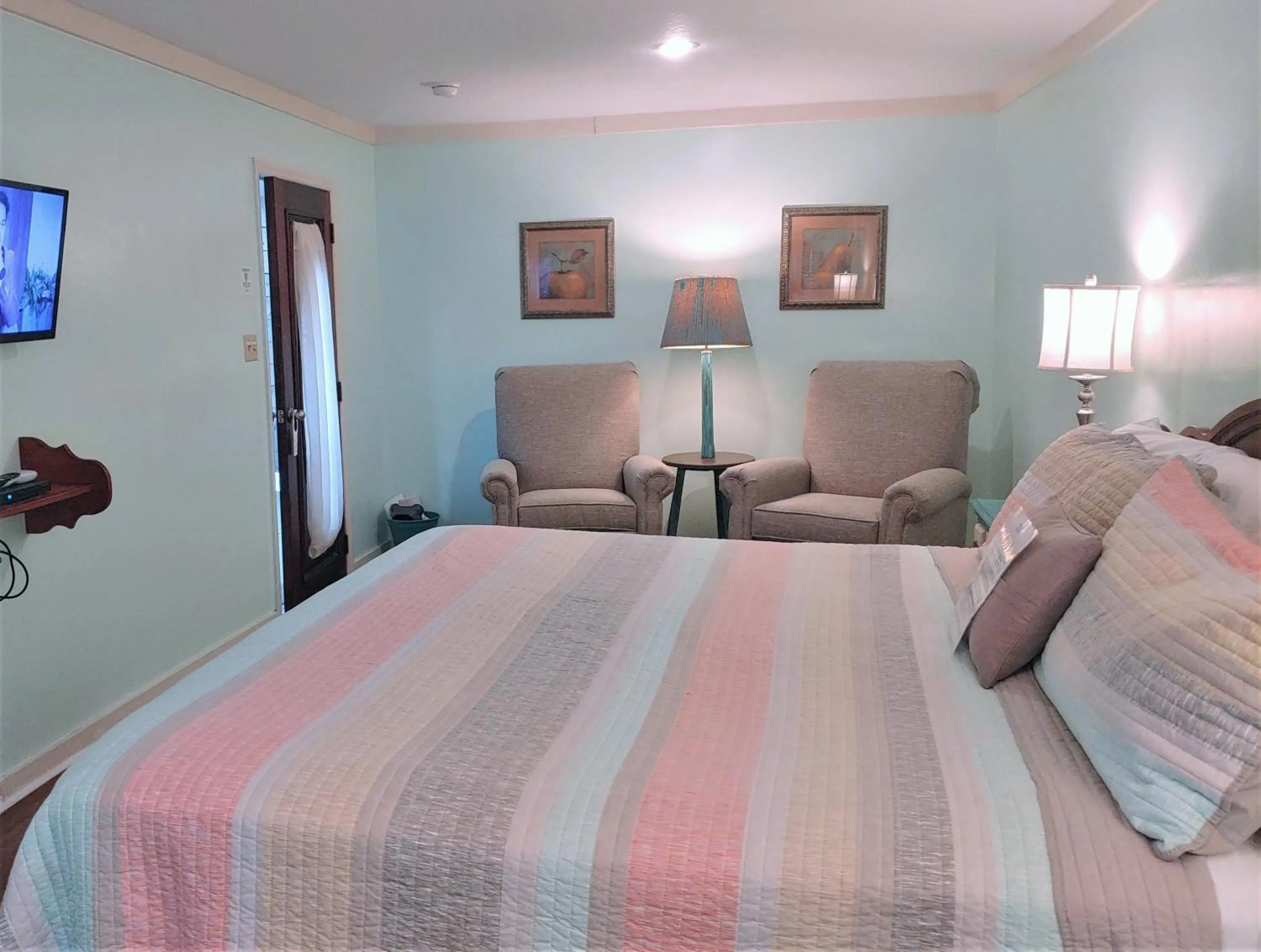 Photo of the whole room, Bed in McKinley Edwards Inn