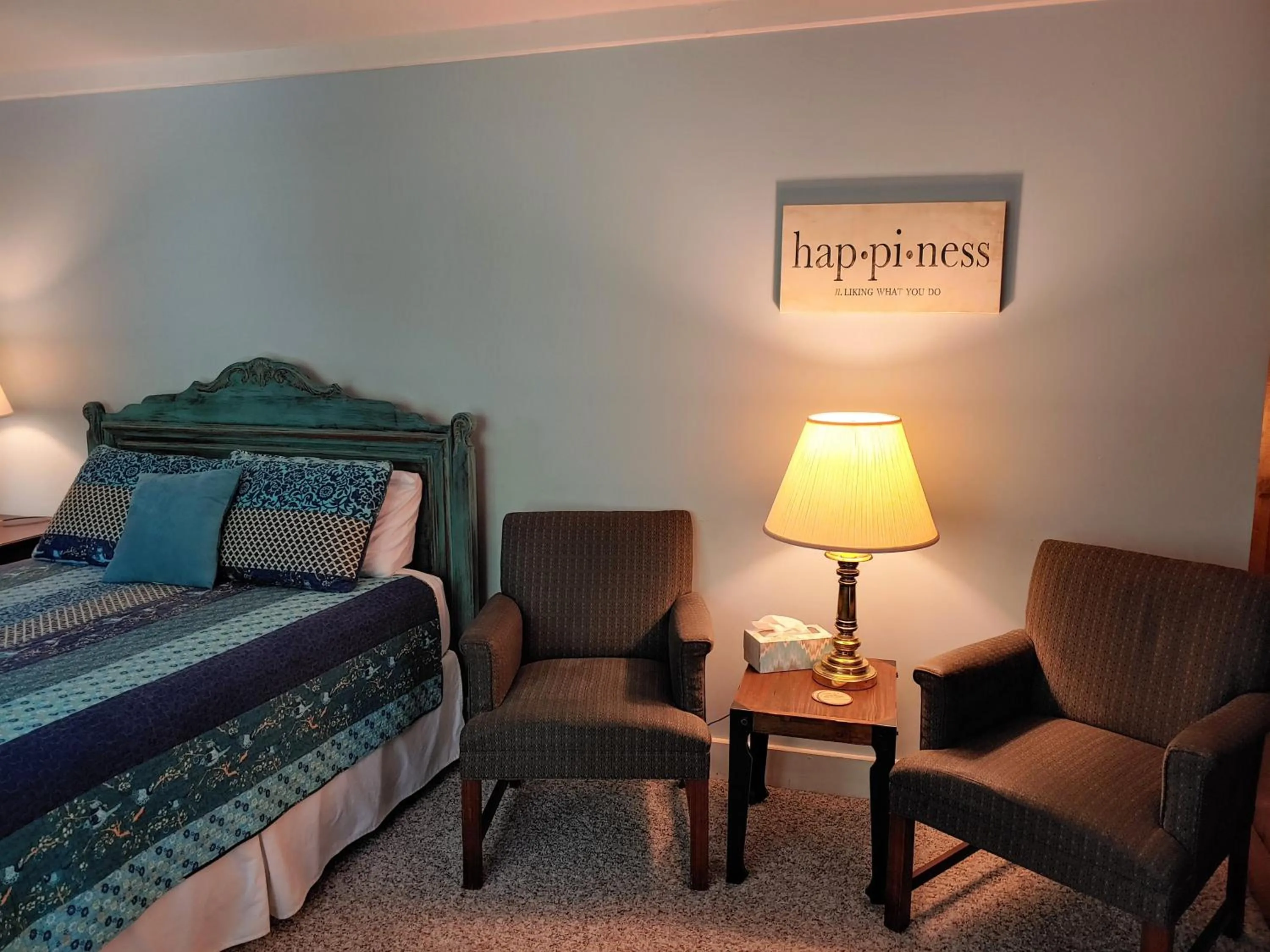 Seating area, Bed in McKinley Edwards Inn