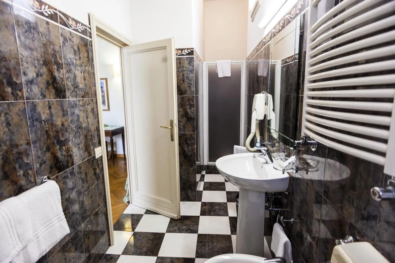 Shower in Soggiorno Antica Torre