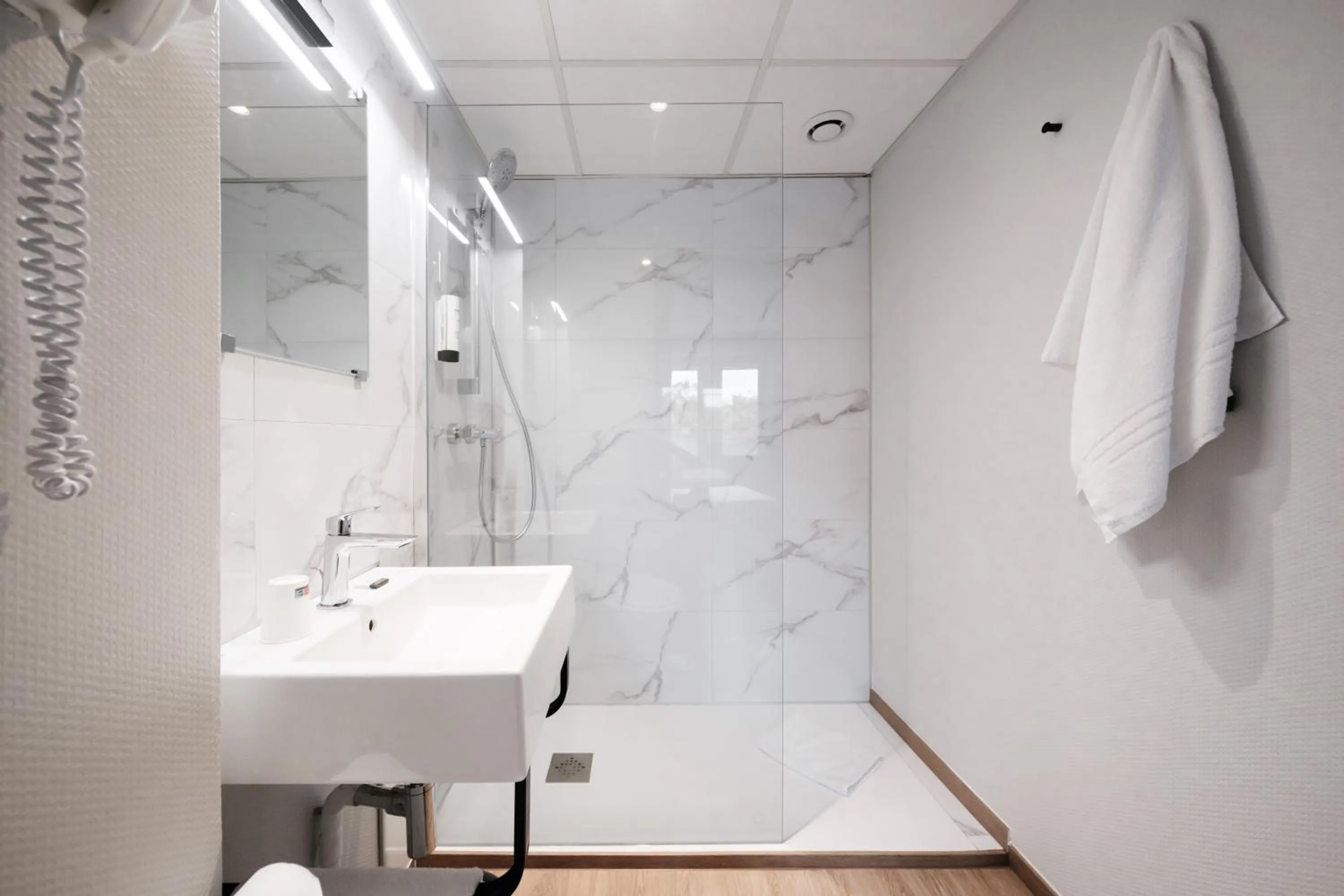 Shower in Hôtel du Parc Thionville Centre