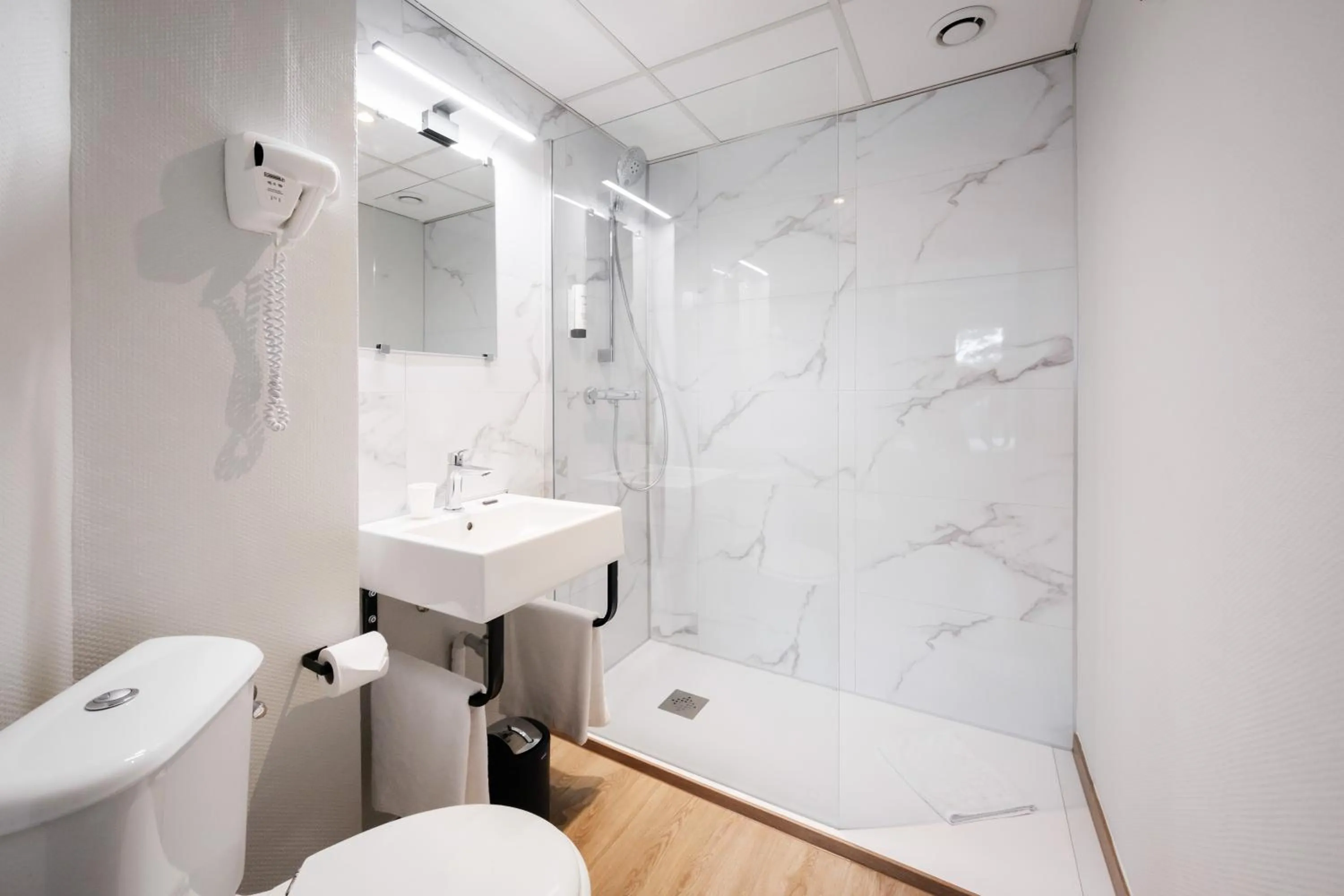 Shower in Hôtel du Parc Thionville Centre