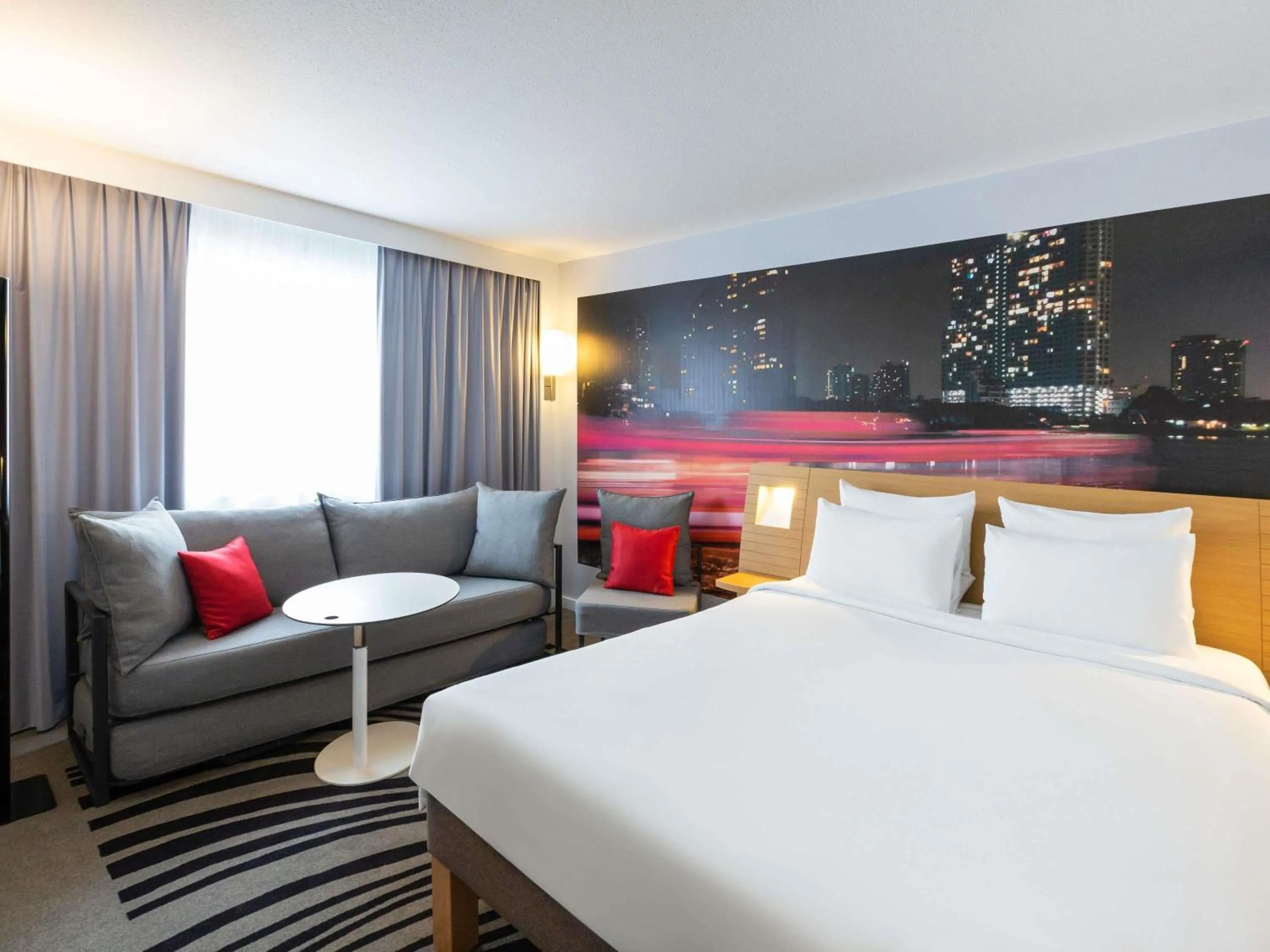 Bedroom, Bed in Novotel Bordeaux Centre Ville