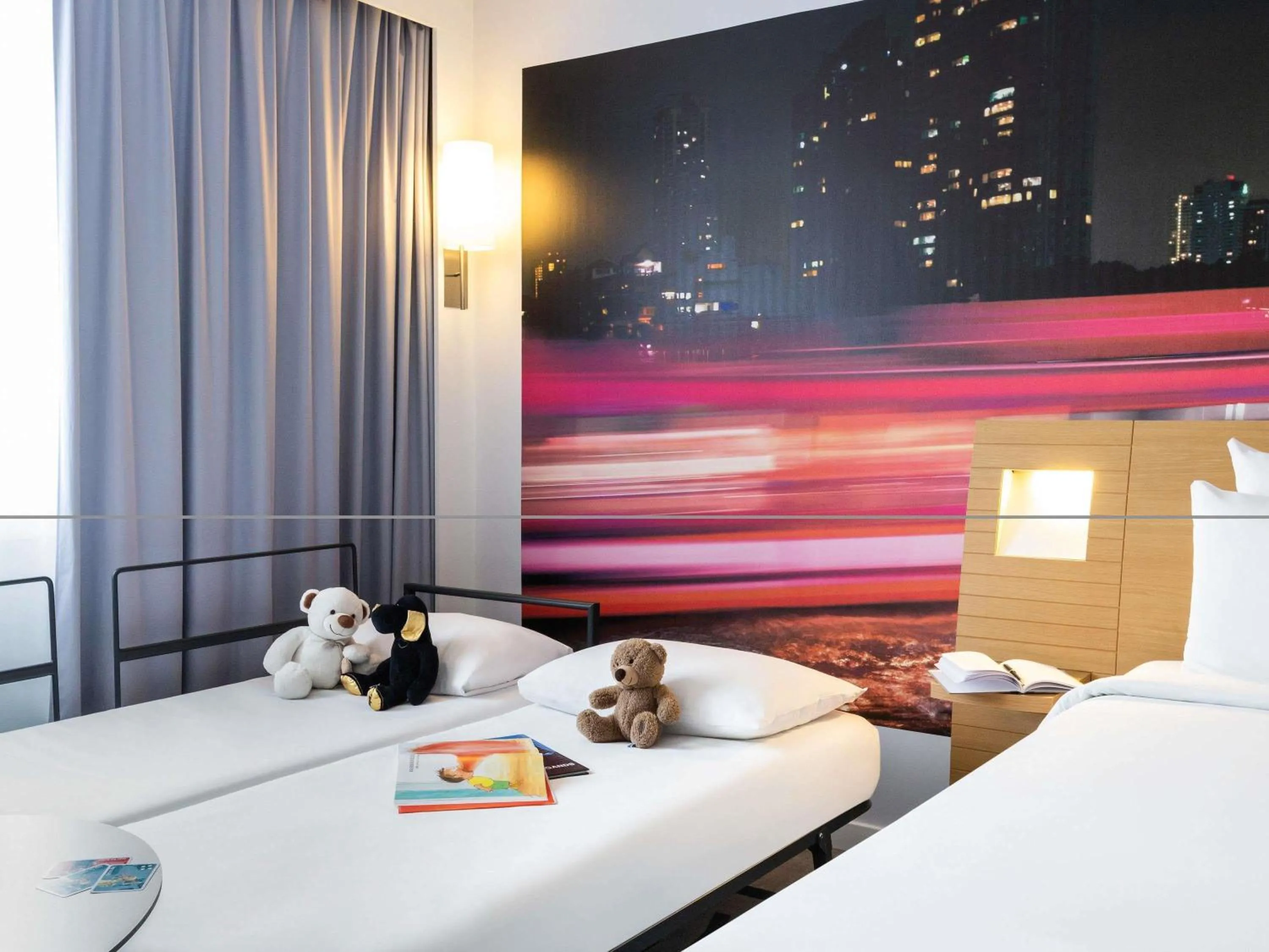 Bedroom, Bed in Novotel Bordeaux Centre Ville