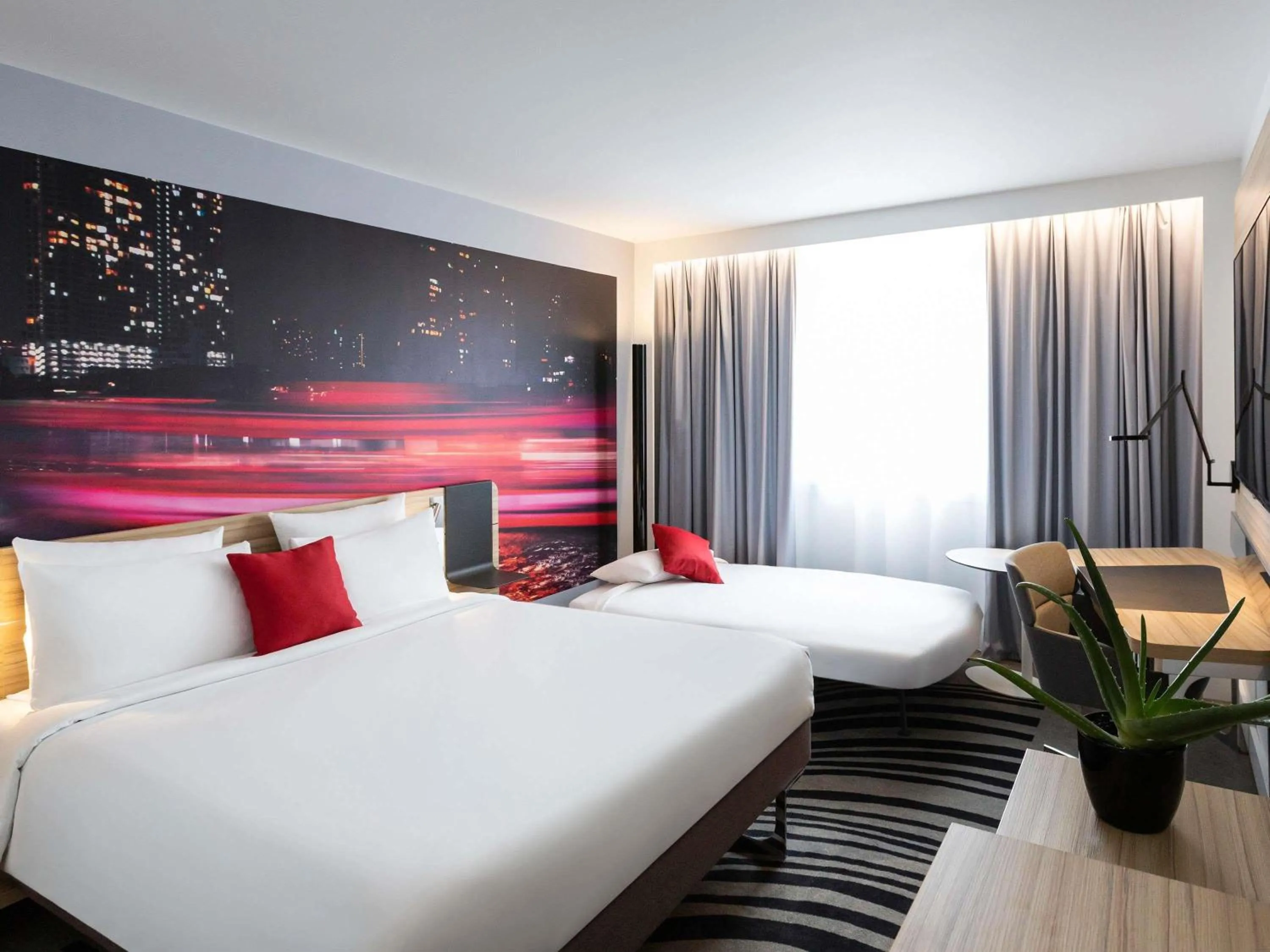 Bedroom, Bed in Novotel Bordeaux Centre Ville