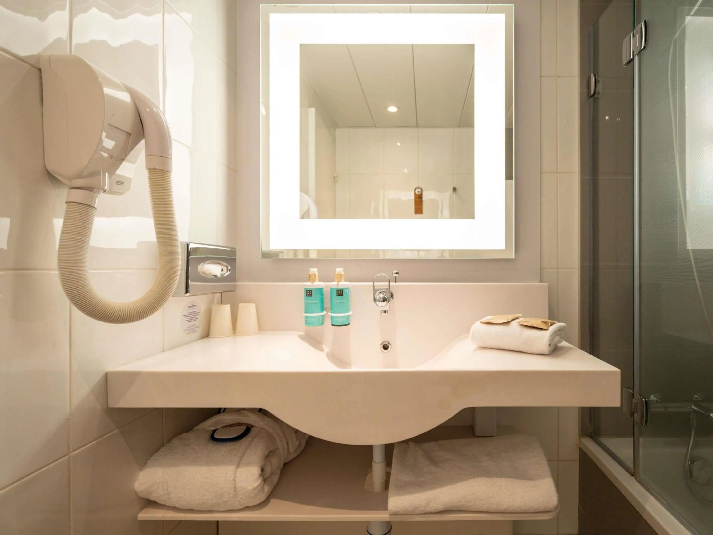 Bedroom in Novotel Bordeaux Centre Ville