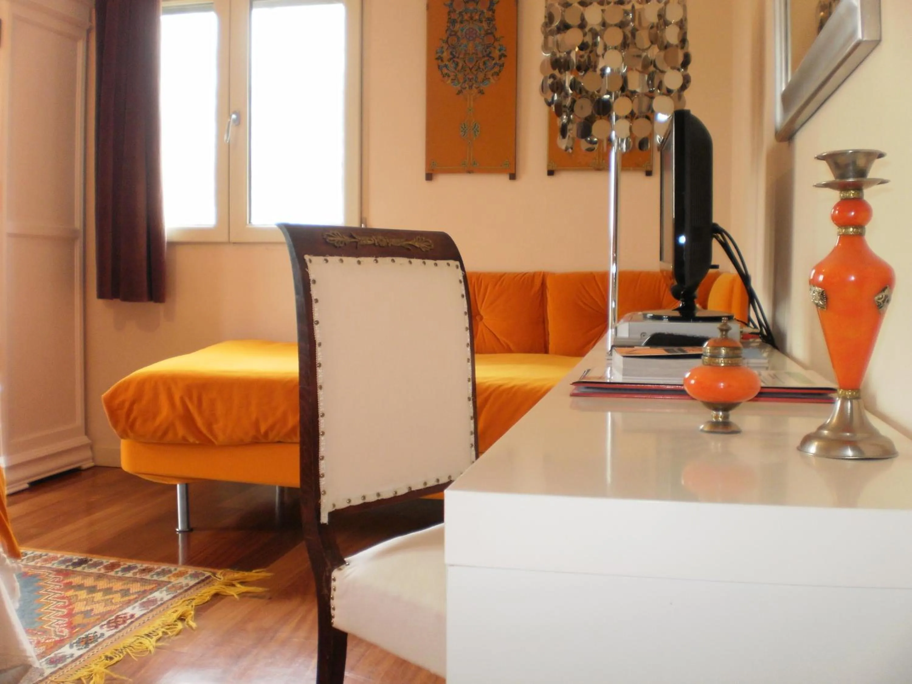 TV and multimedia in Hotel Santa Coloma del Camino