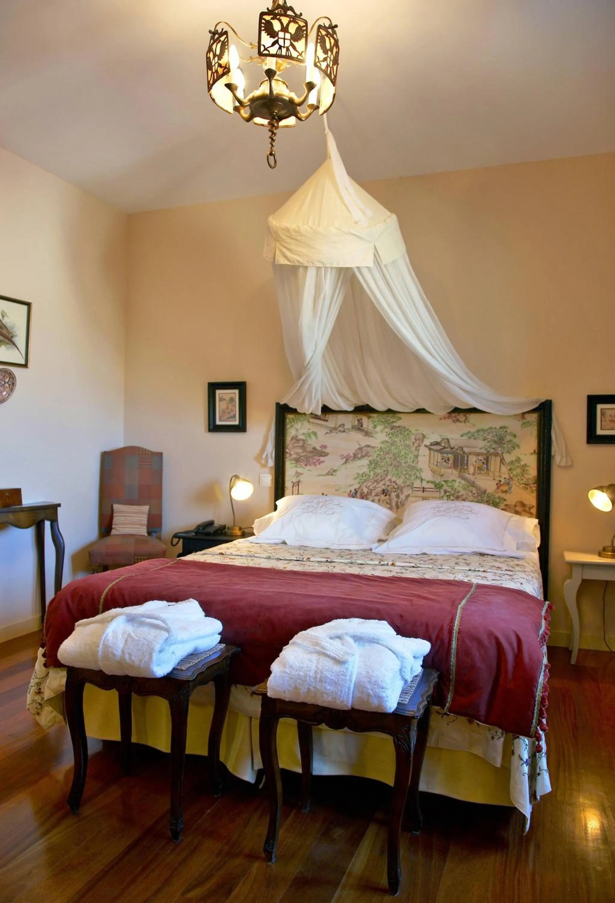 Bed in Hotel Santa Coloma del Camino