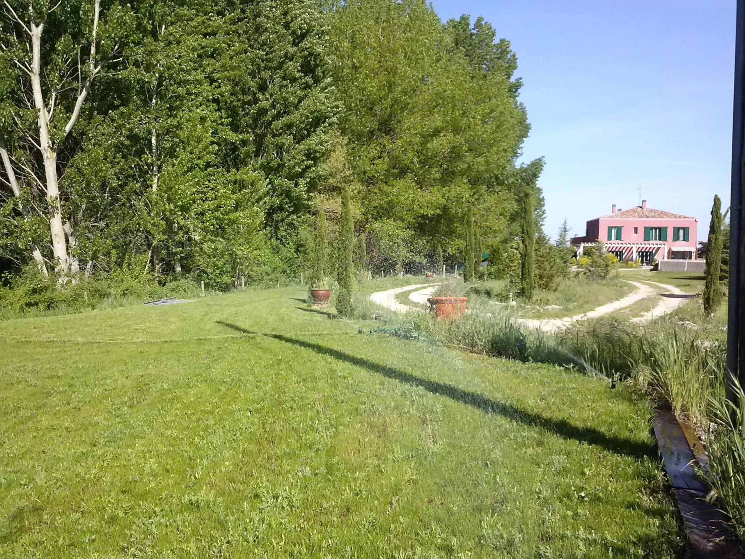 Garden in Hotel Santa Coloma del Camino