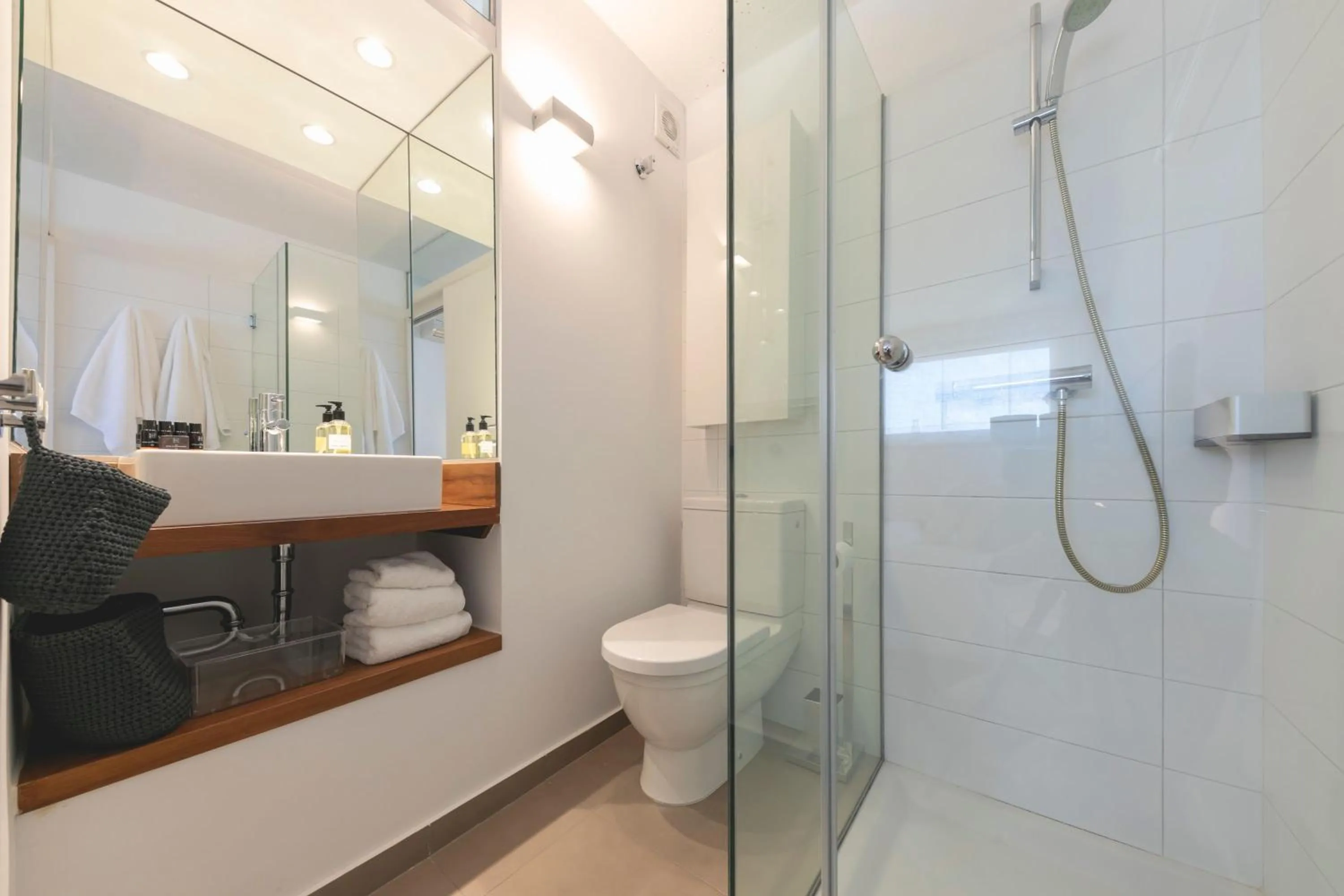 Shower in Bravissimo Portal Nou, with private garage