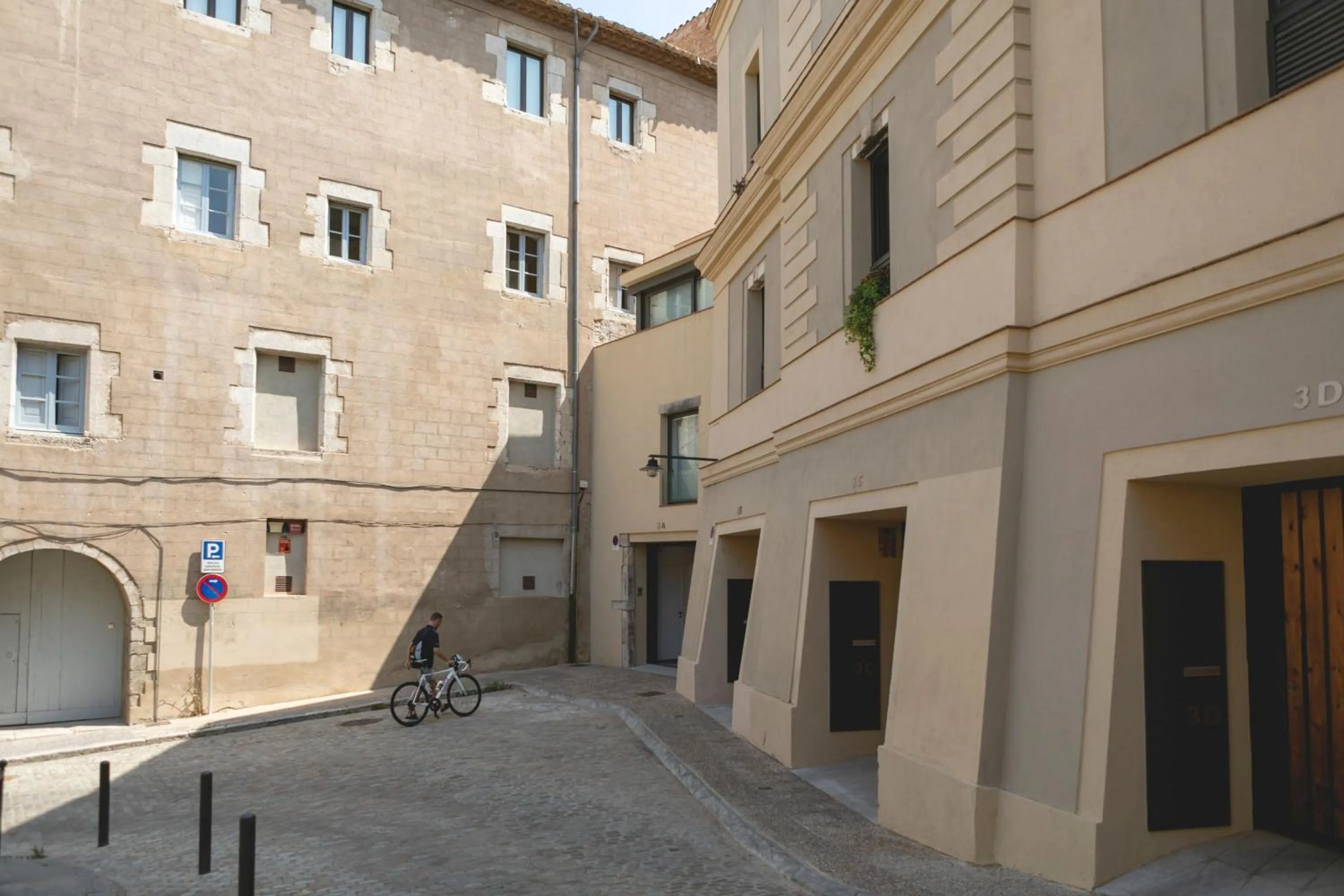 Facade/entrance in Bravissimo Portal Nou, with private garage