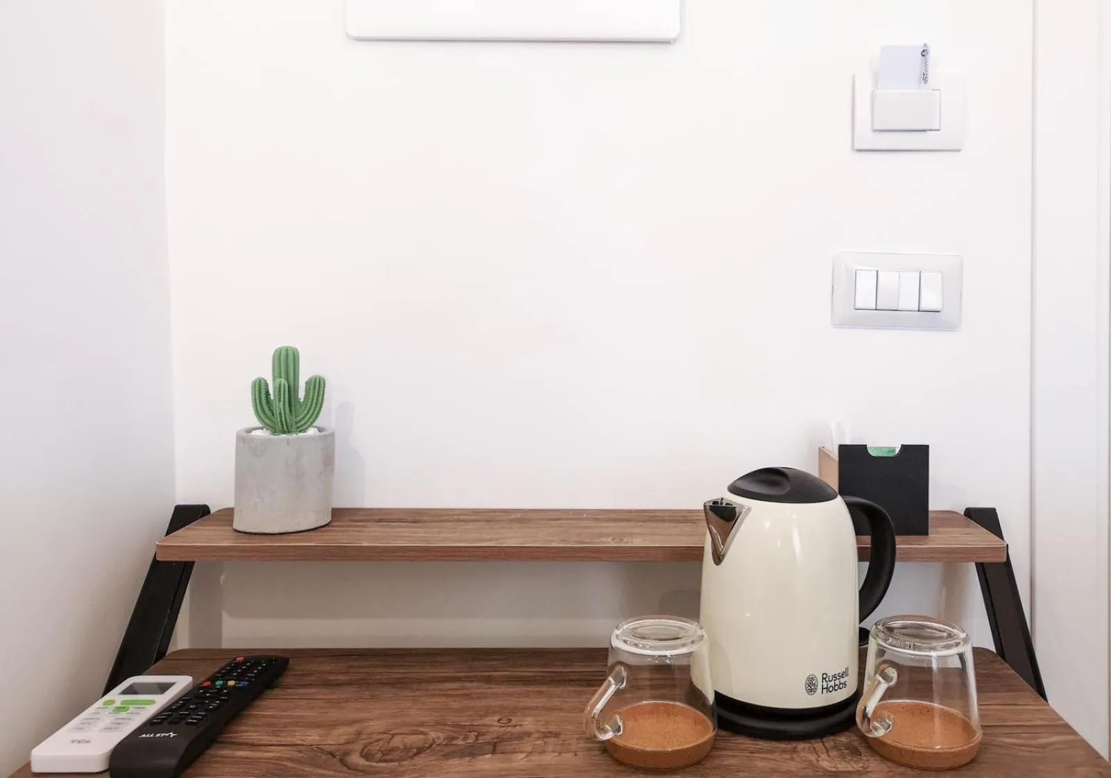Coffee/tea facilities in Calenda Suite