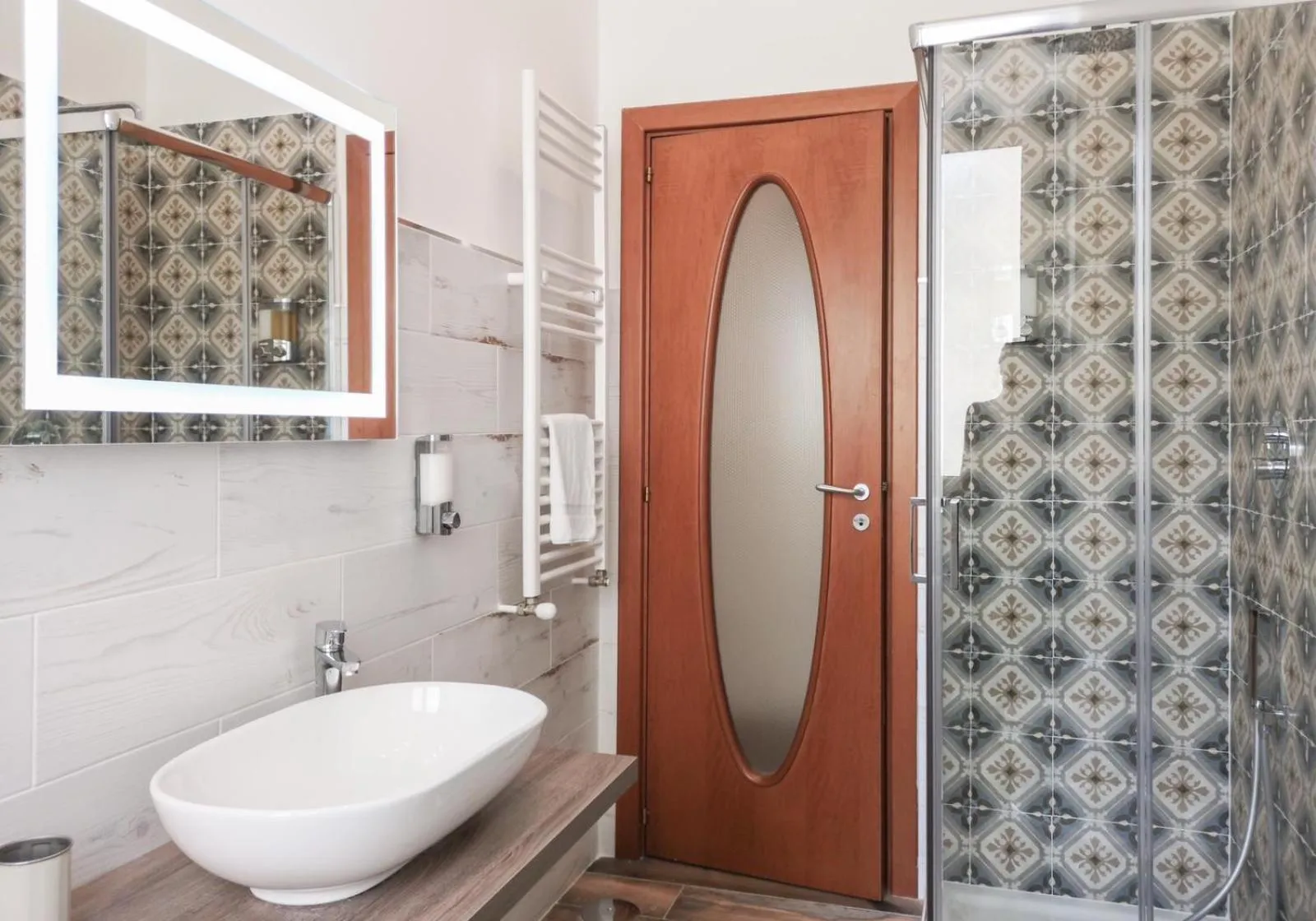 Shower in Calenda Suite