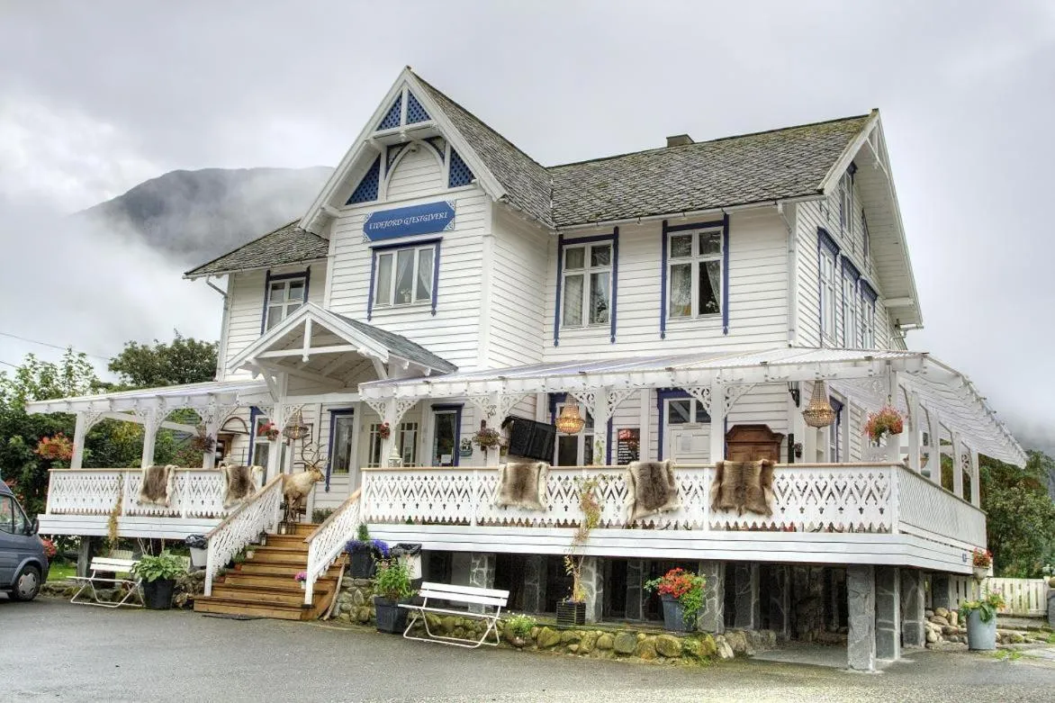 Facade/entrance in Eidfjord Gjestgiveri