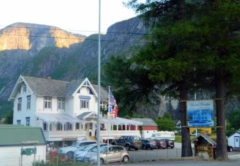 Facade/entrance in Eidfjord Gjestgiveri