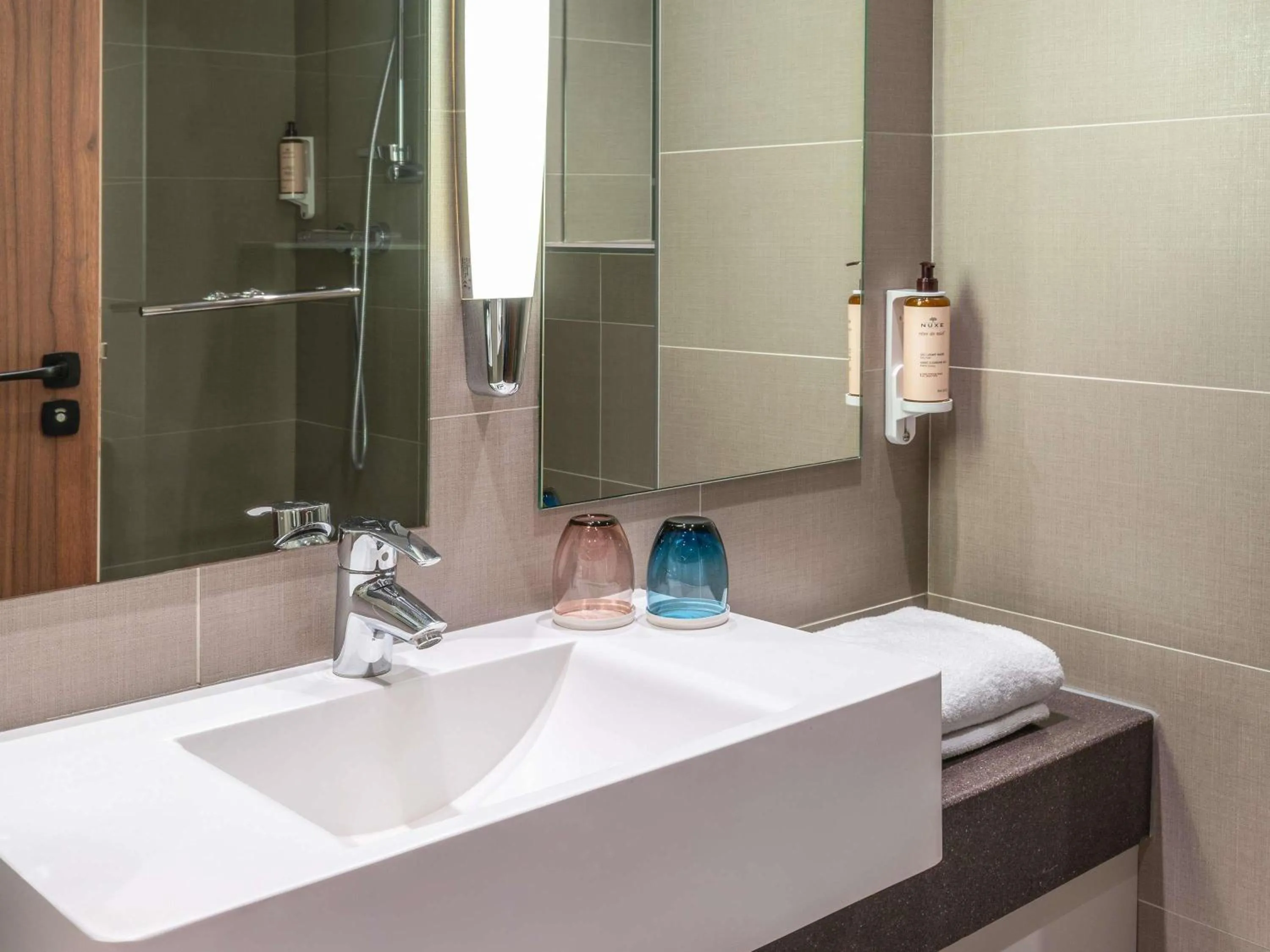 Bedroom in Mercure Caen Cote De Nacre