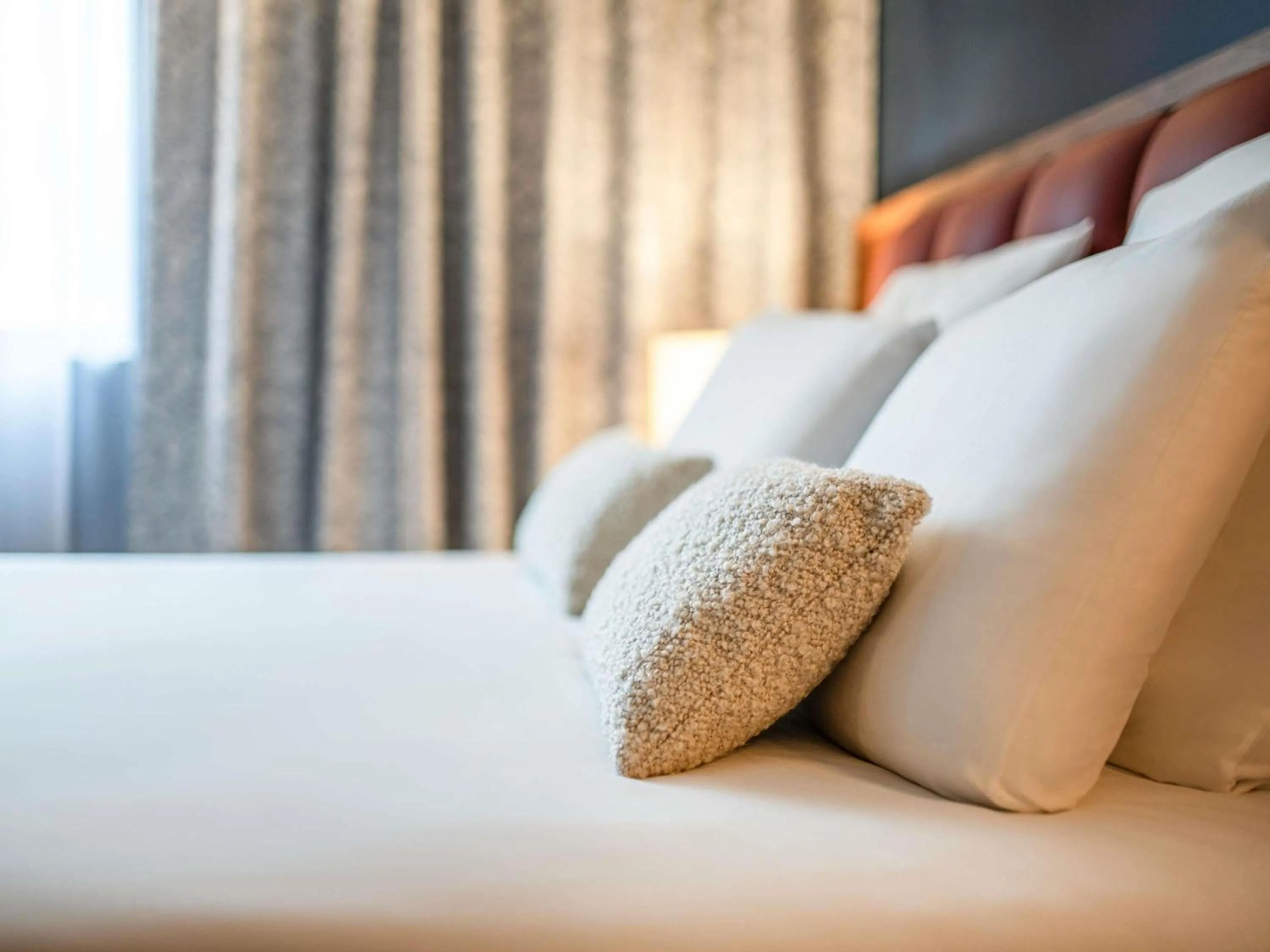 Bedroom, Bed in Mercure Caen Cote De Nacre