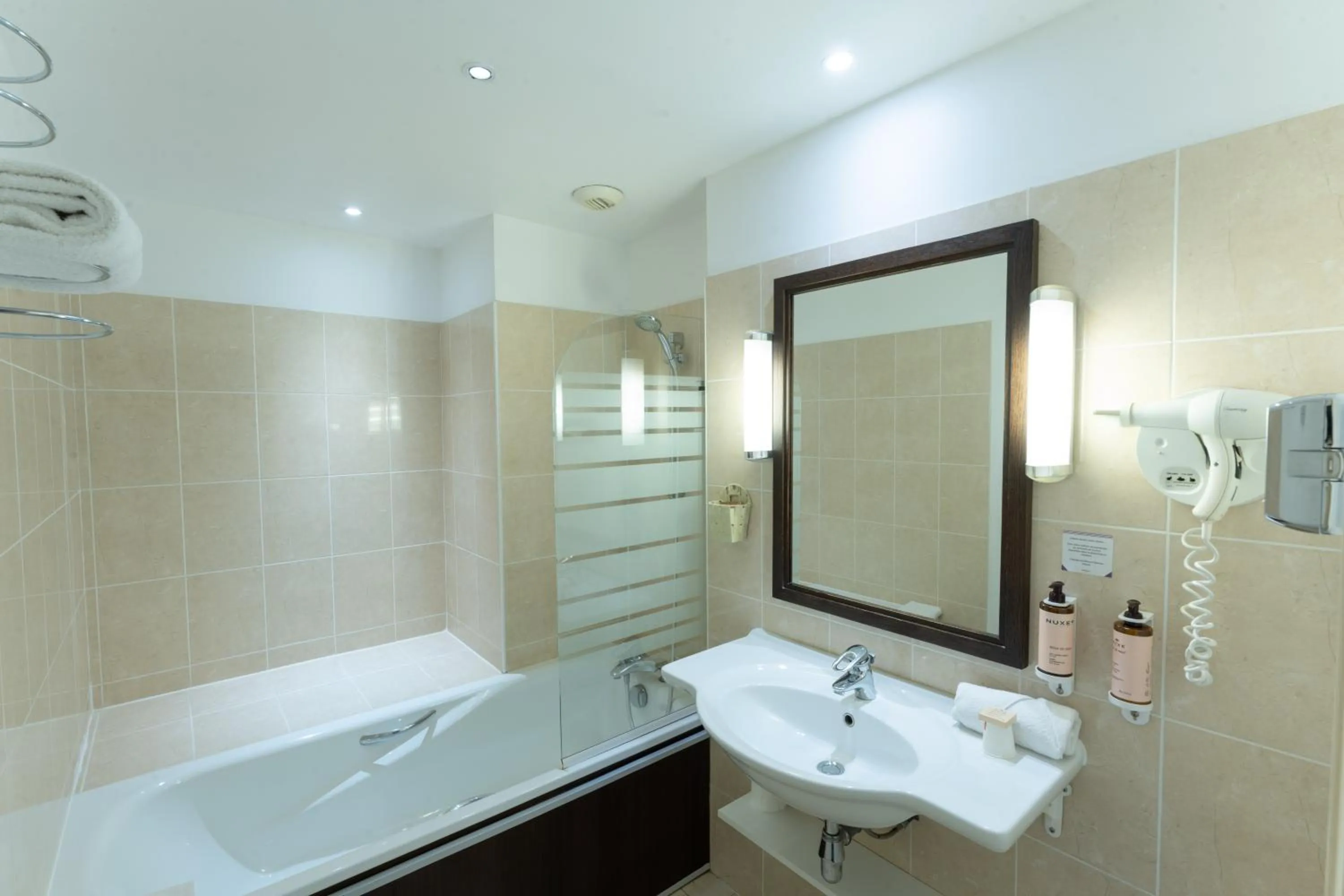 Bathroom in Hotel Mercure Rennes Cesson