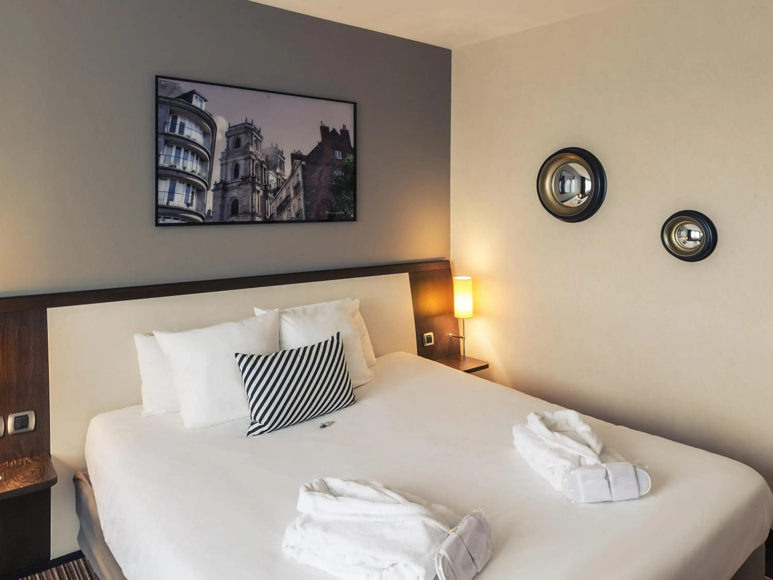 Property building, Bed in Hotel Mercure Rennes Cesson Property building, Bed in Hotel Mercure Rennes Cesson