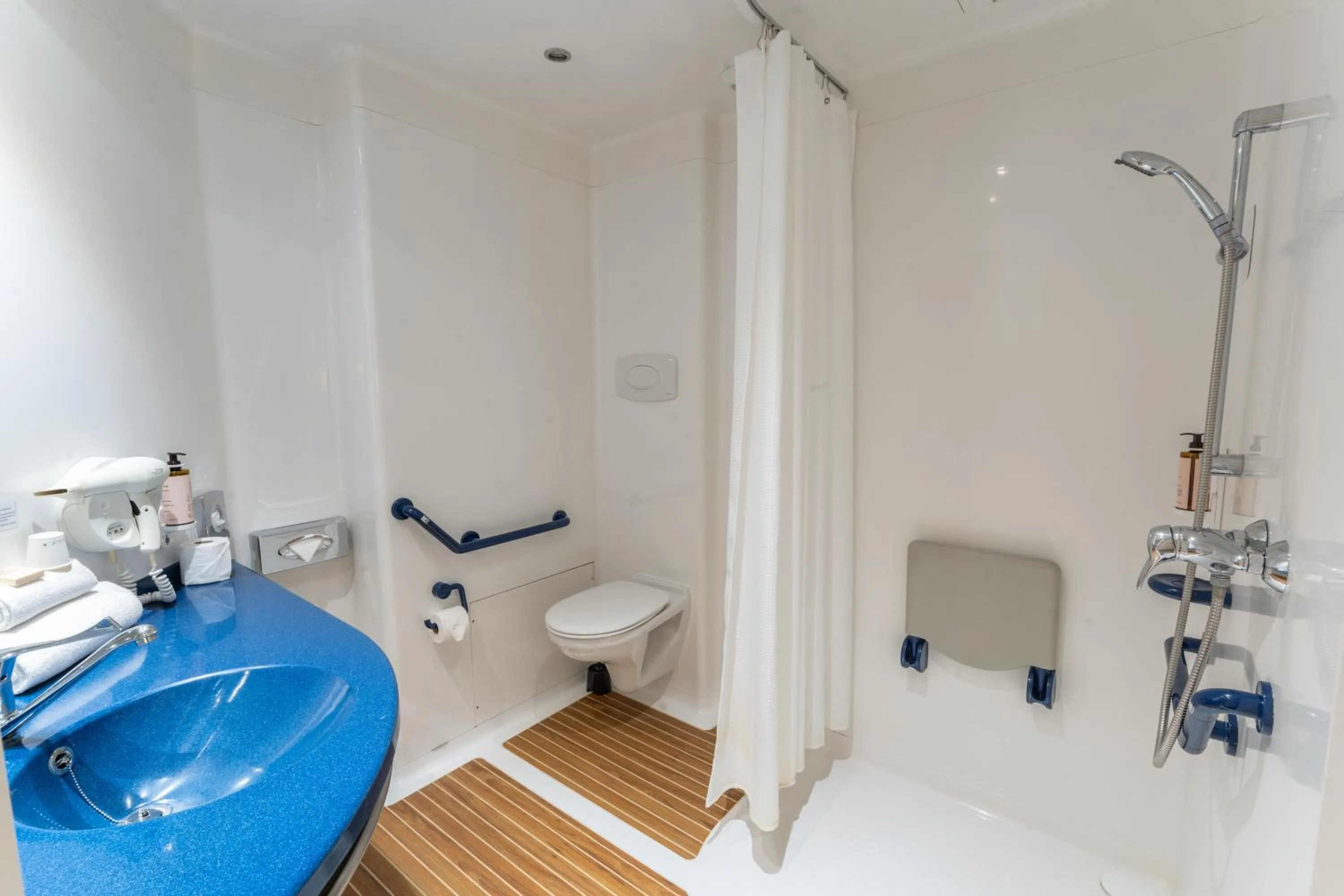 Toilet in Hotel Mercure Rennes Cesson