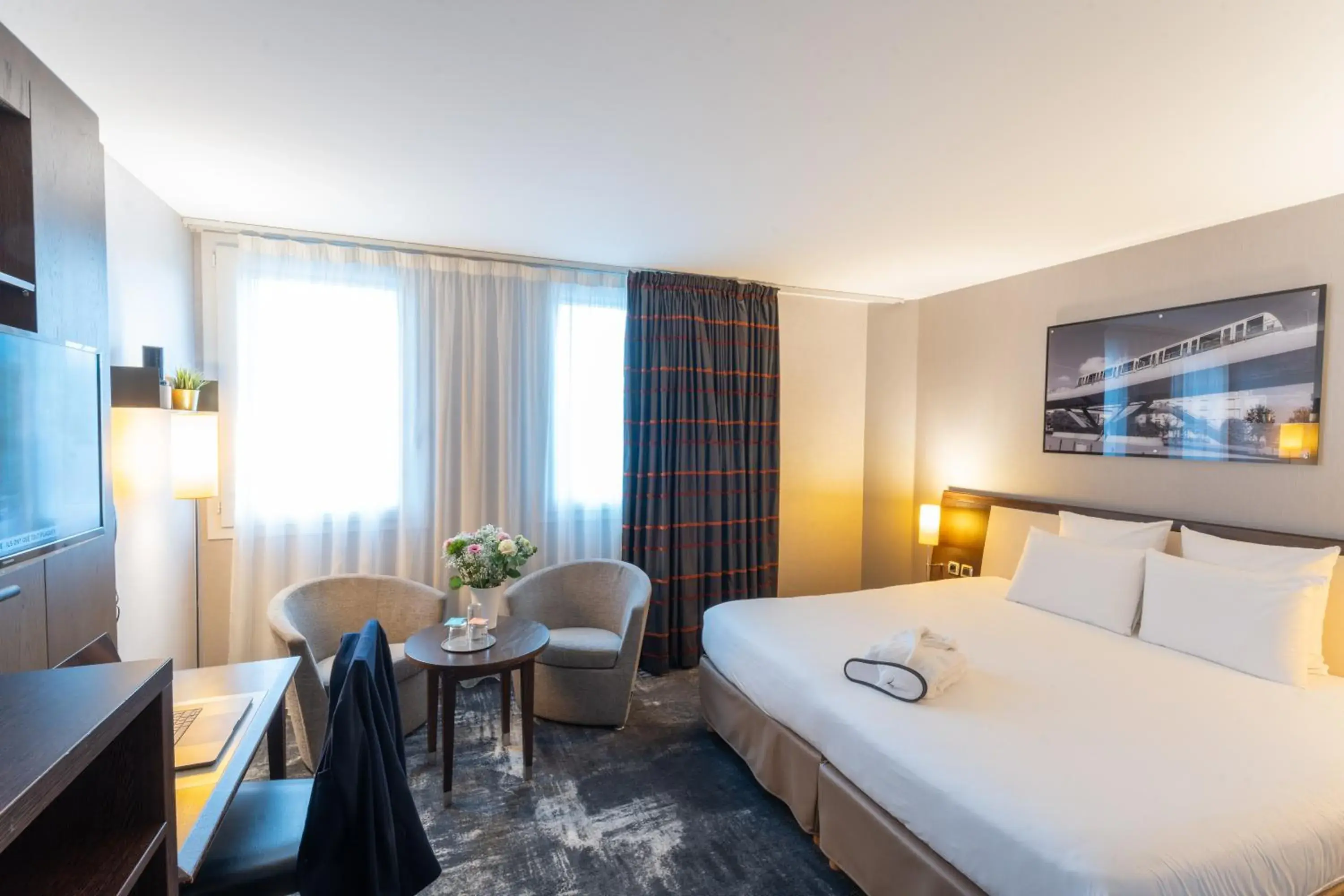 Photo of the whole room, Bed in Hotel Mercure Rennes Cesson Photo of the whole room, Bed in Hotel Mercure Rennes Cesson