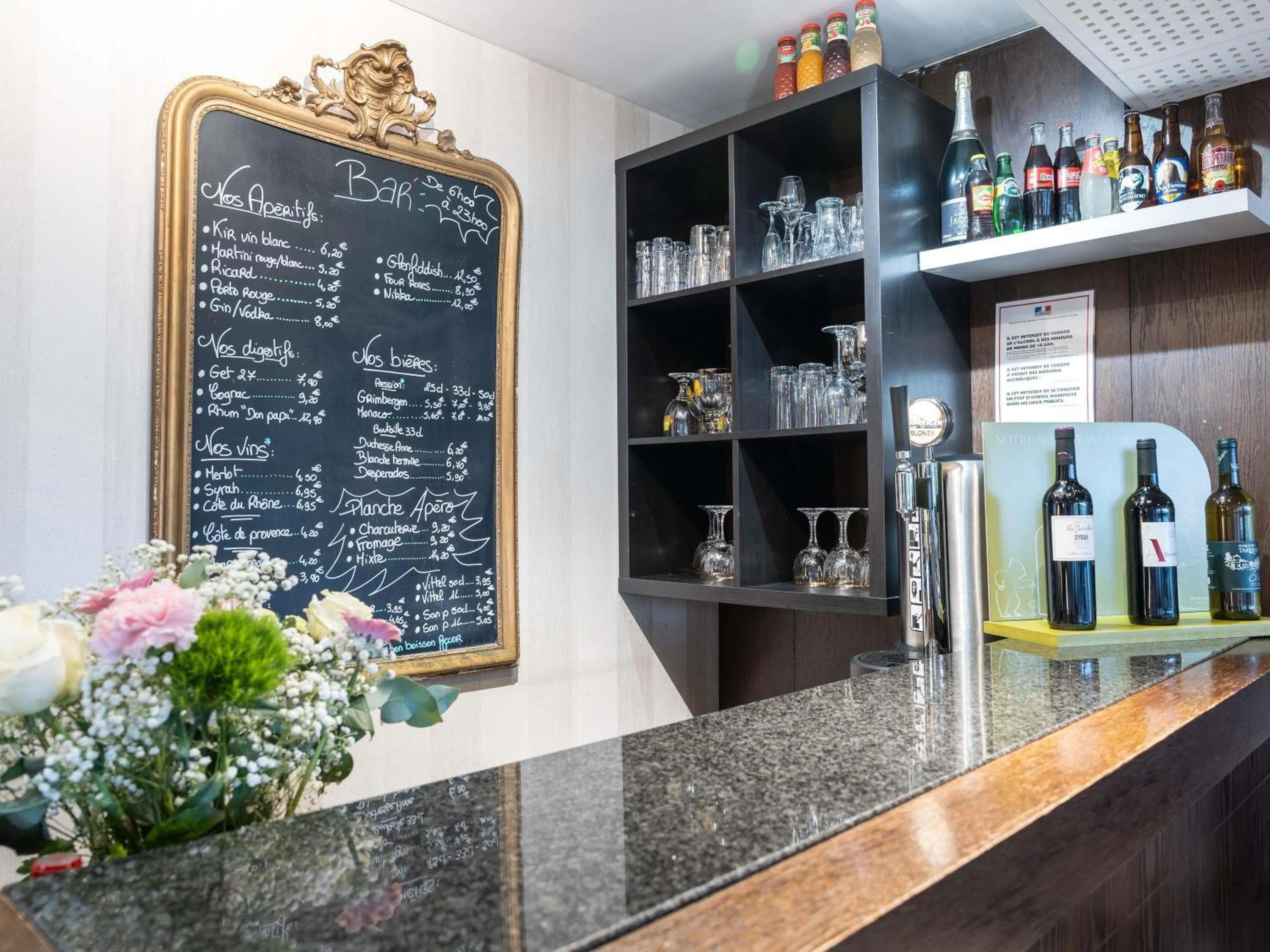 Lounge or bar in Hotel Mercure Rennes Cesson