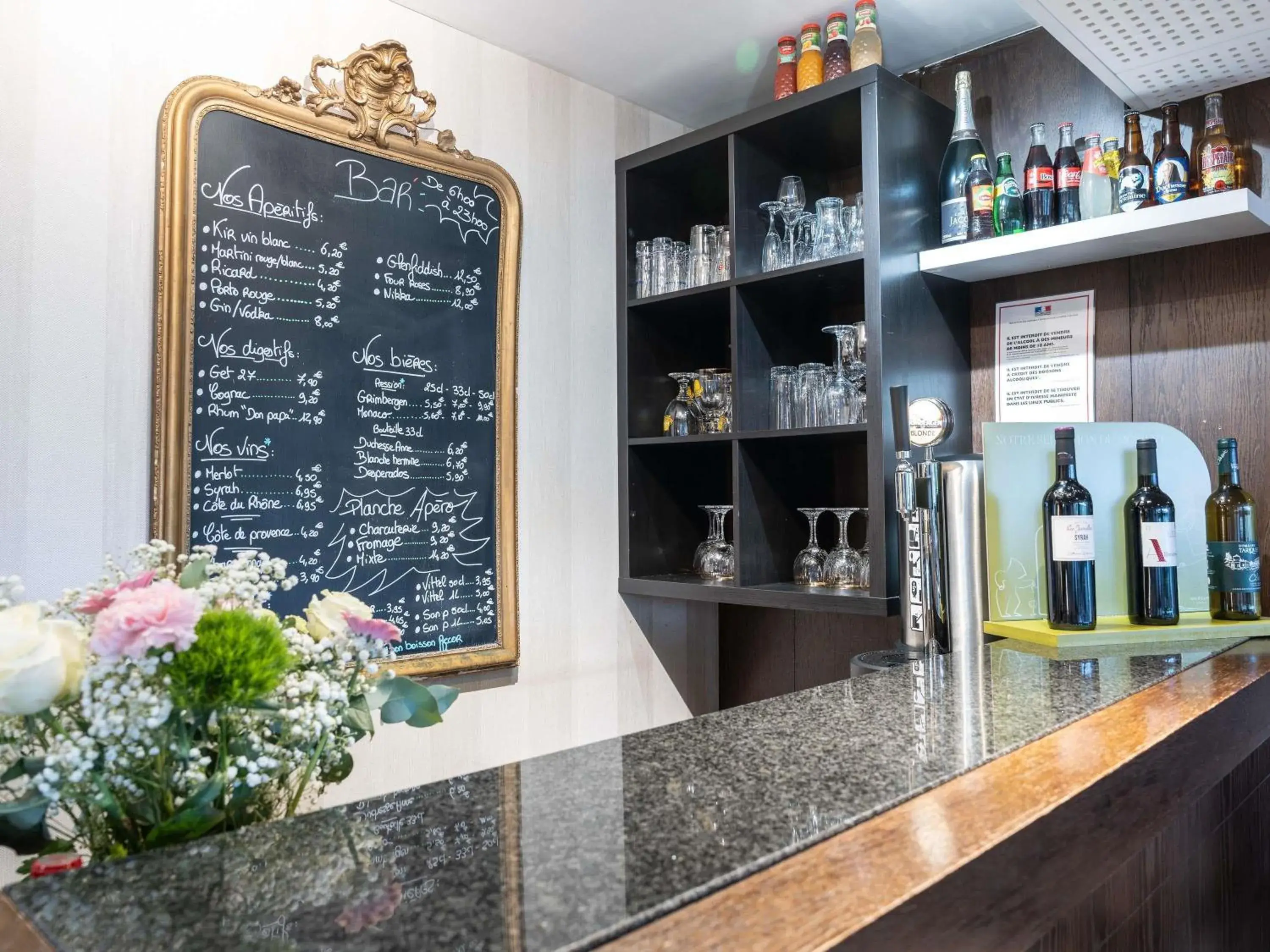 Lounge or bar in Hotel Mercure Rennes Cesson Lounge or bar in Hotel Mercure Rennes Cesson