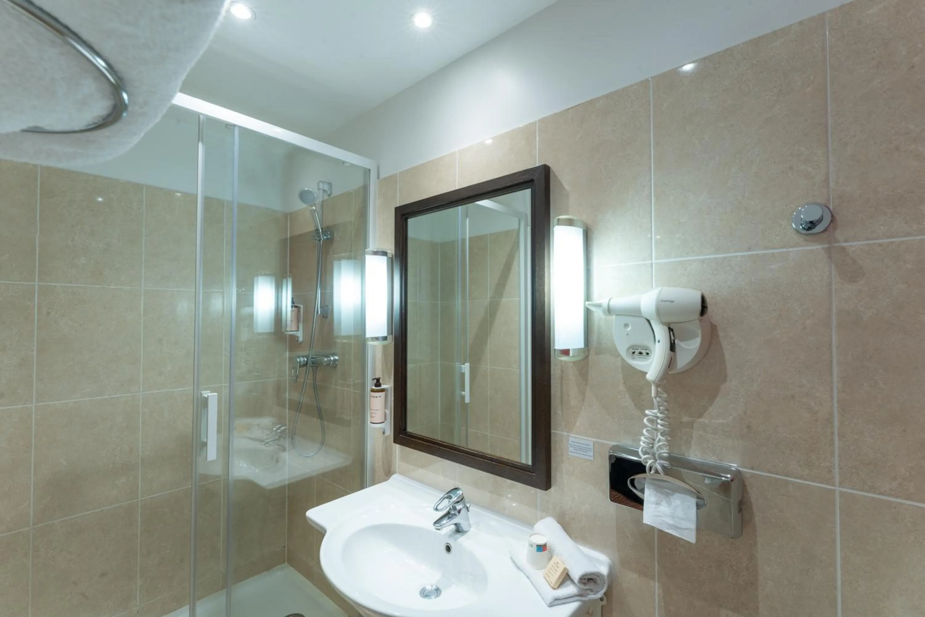 Shower in Hotel Mercure Rennes Cesson