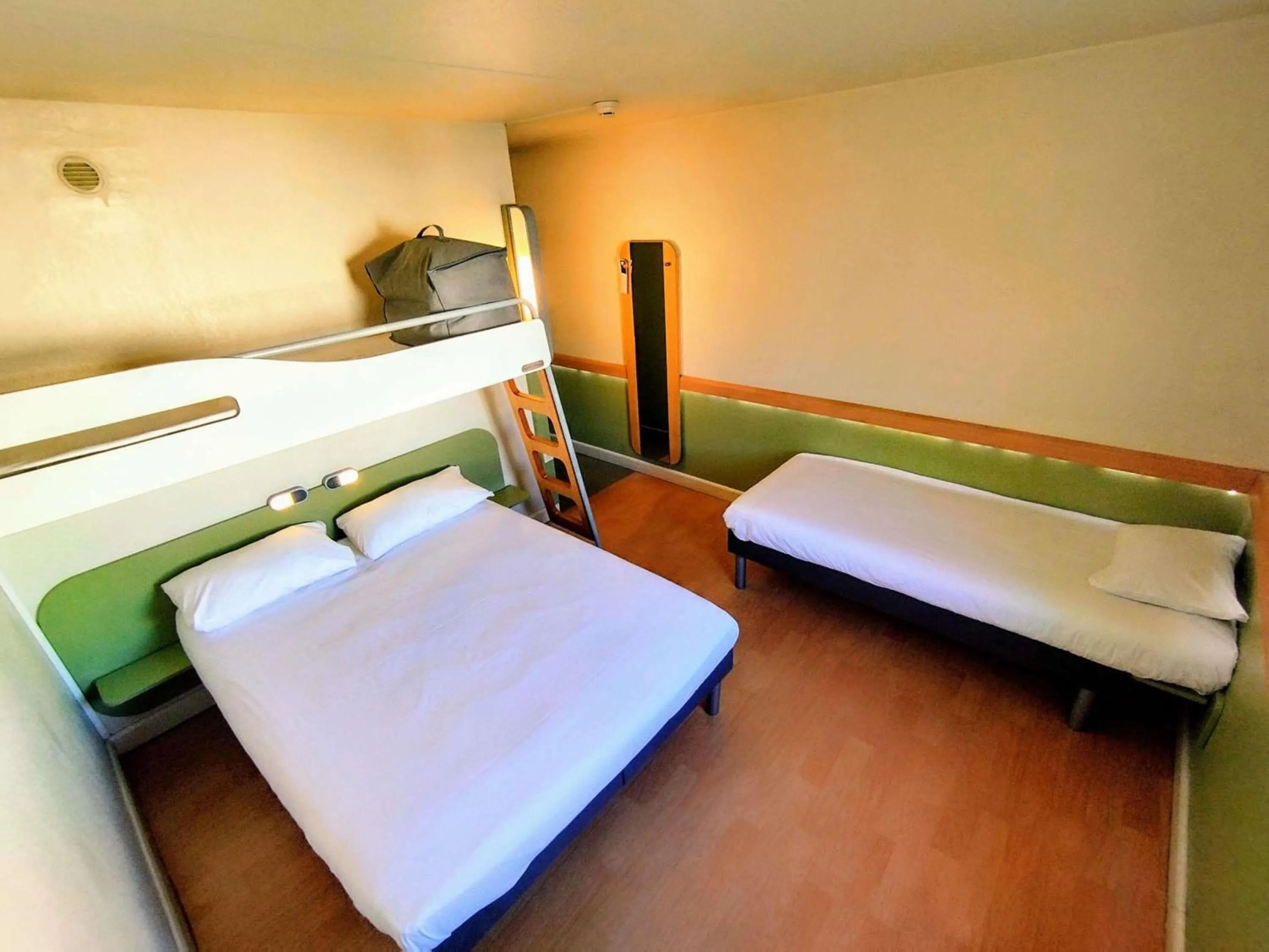 Bedroom, Bed in Ibis Budget Toulon Centre