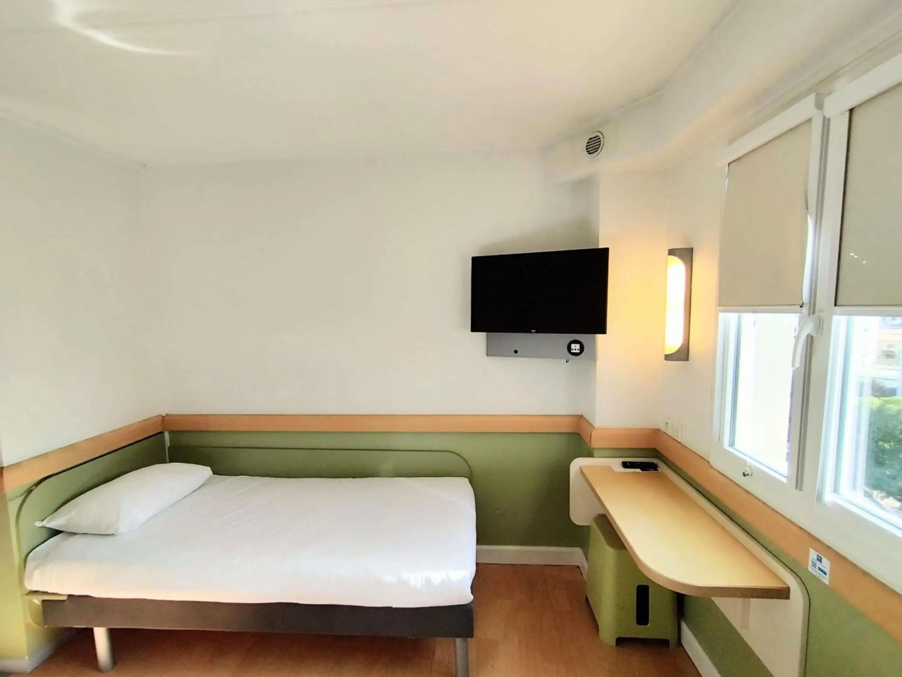 Bedroom, Bed in Ibis Budget Toulon Centre Bedroom, Bed in Ibis Budget Toulon Centre