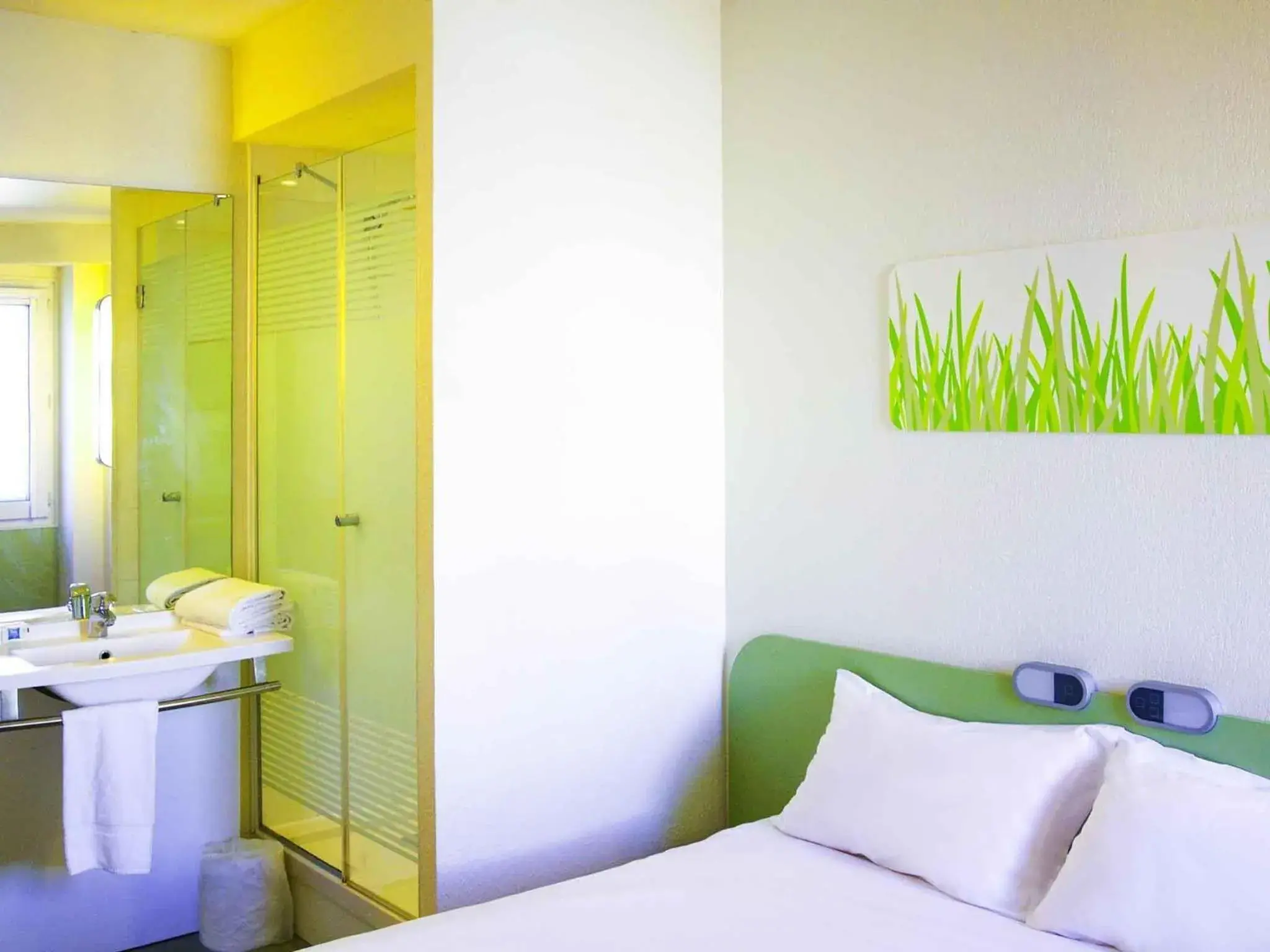 Bedroom, Bed in Ibis Budget Toulon Centre Bedroom, Bed in Ibis Budget Toulon Centre