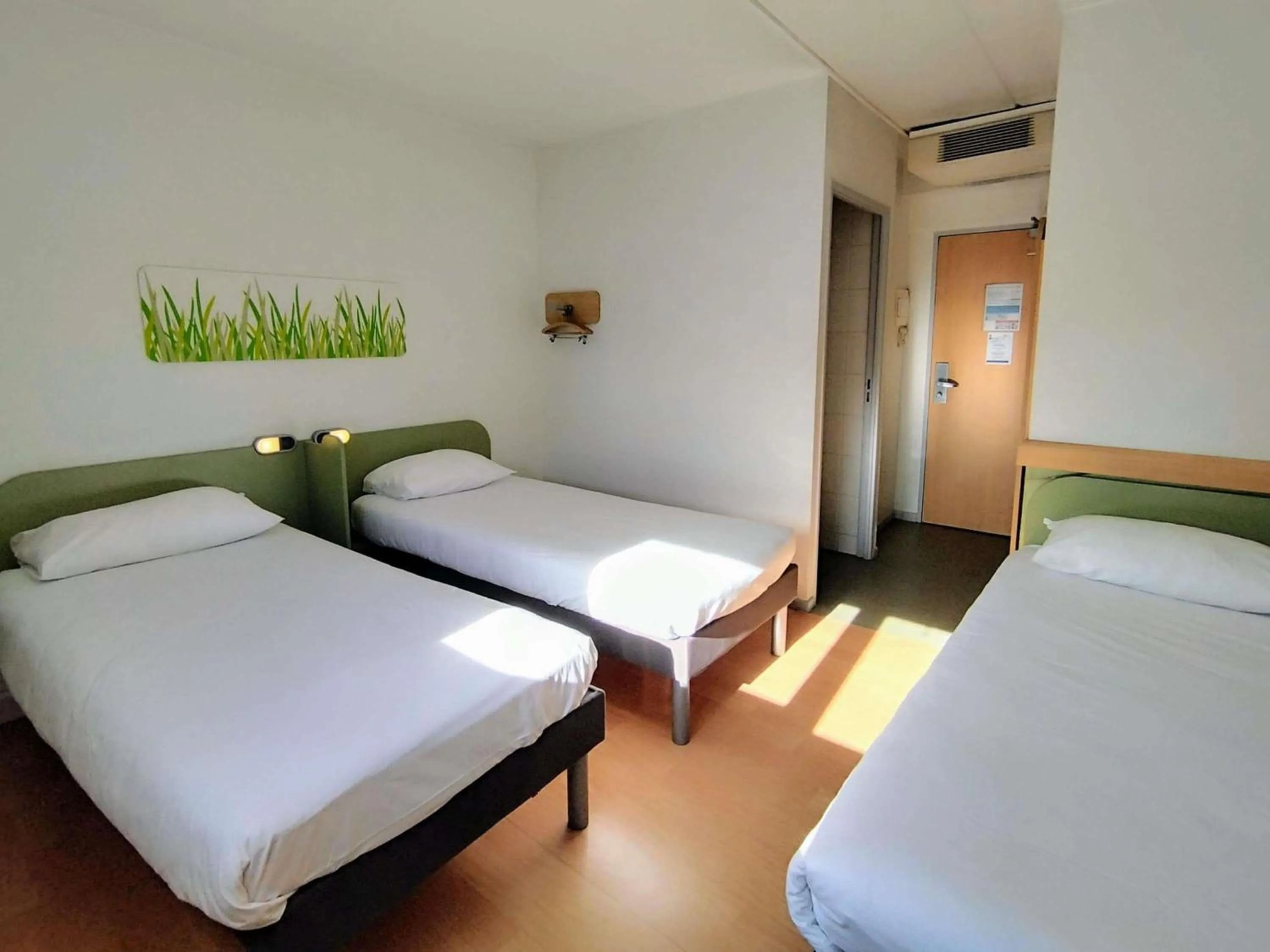 Bedroom, Bed in Ibis Budget Toulon Centre