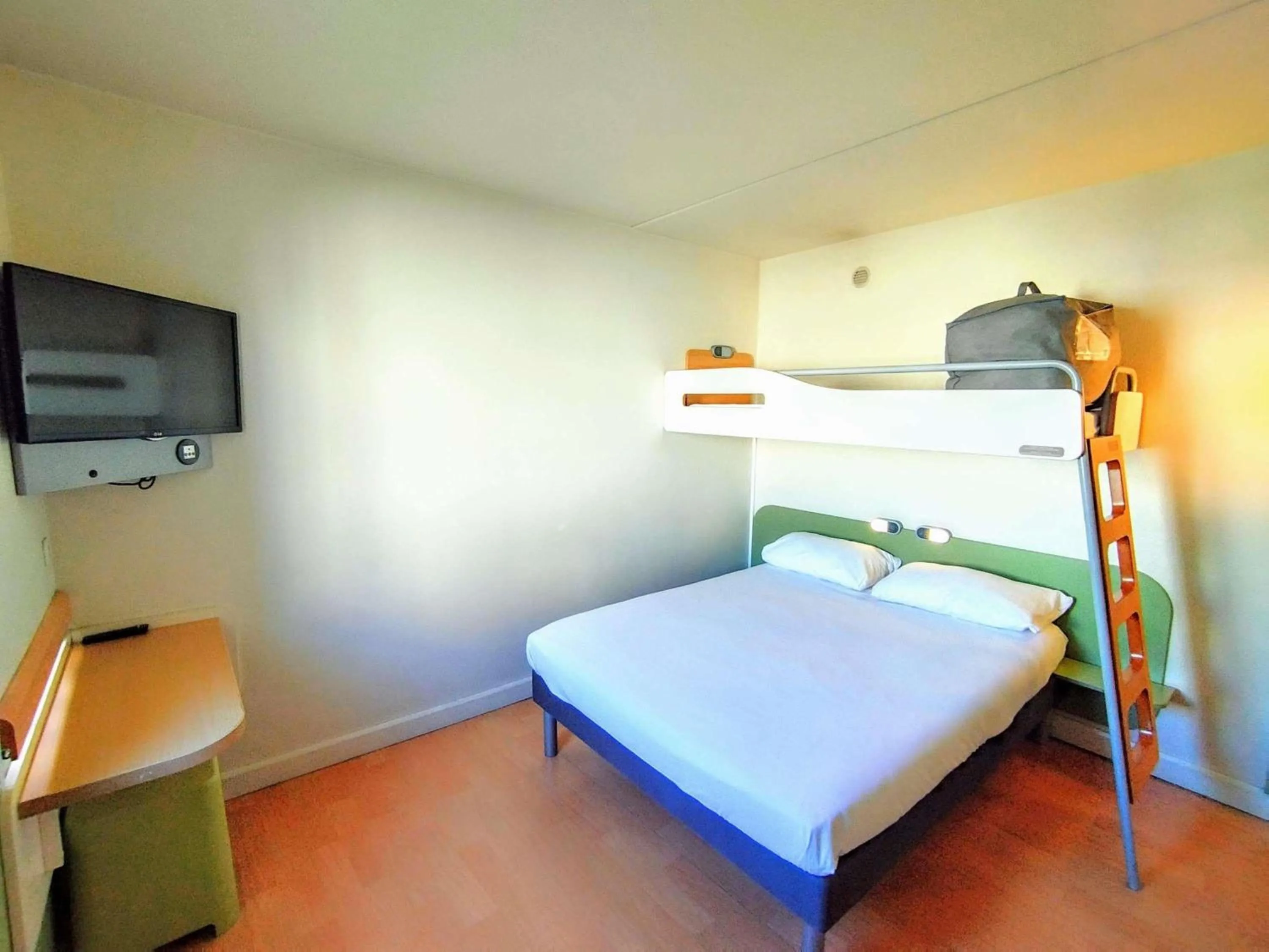 Bedroom, Bed in Ibis Budget Toulon Centre