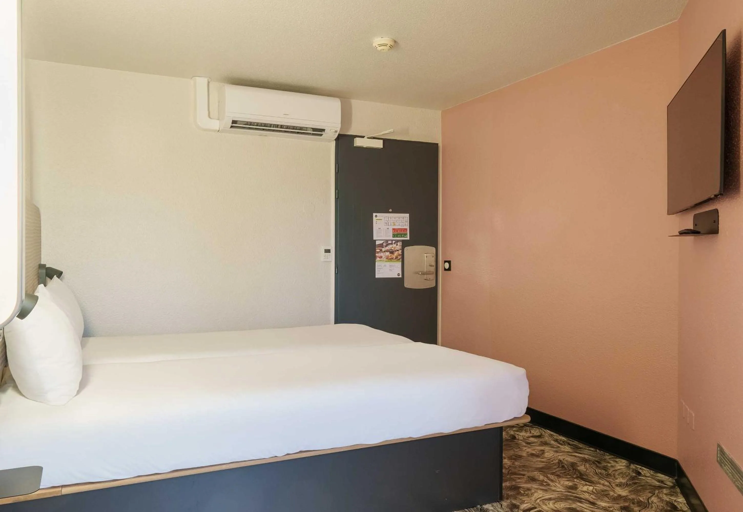 Photo of the whole room, Bed in B&B HOTEL Troyes Centre