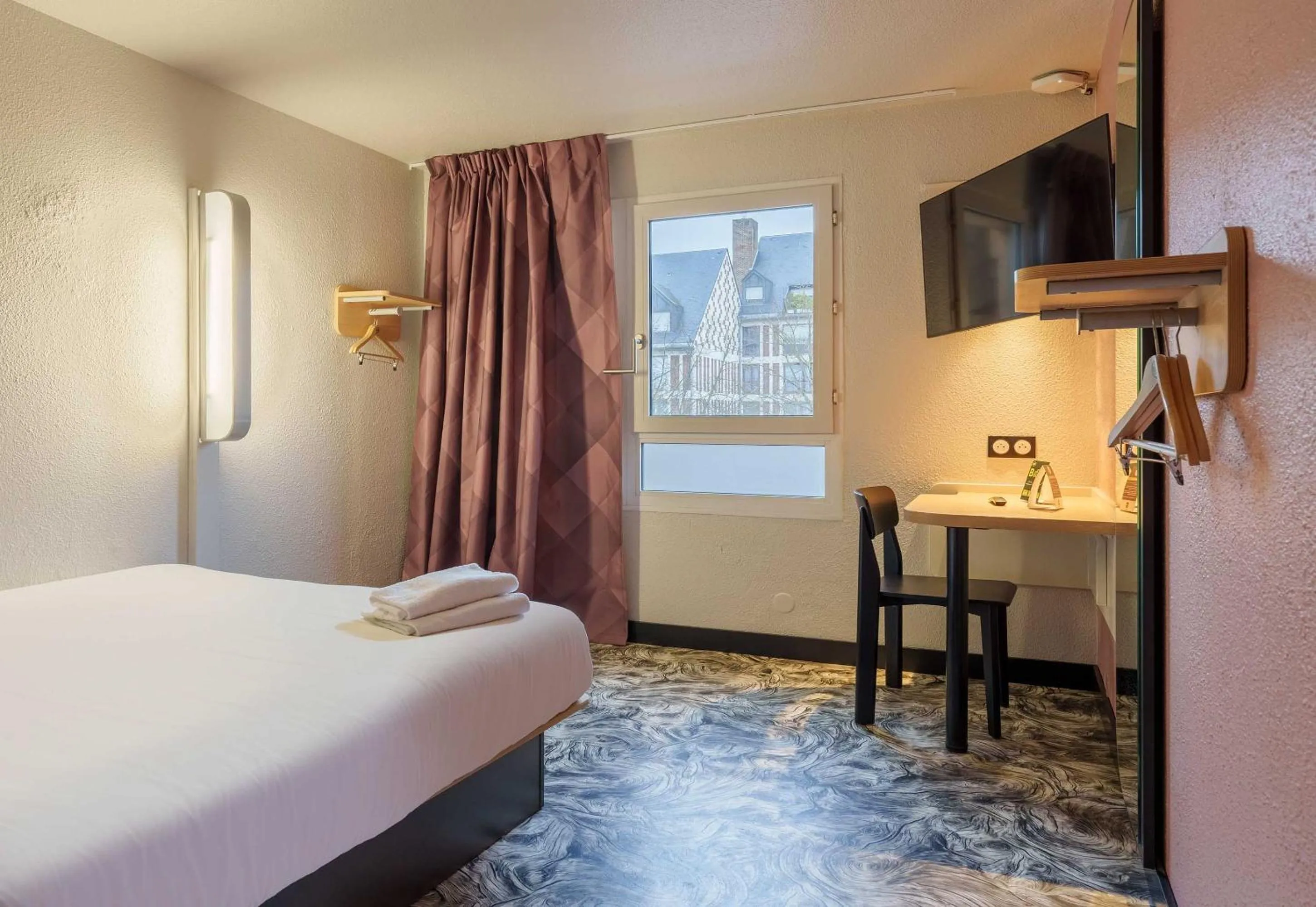 Photo of the whole room, Bed in B&B HOTEL Troyes Centre