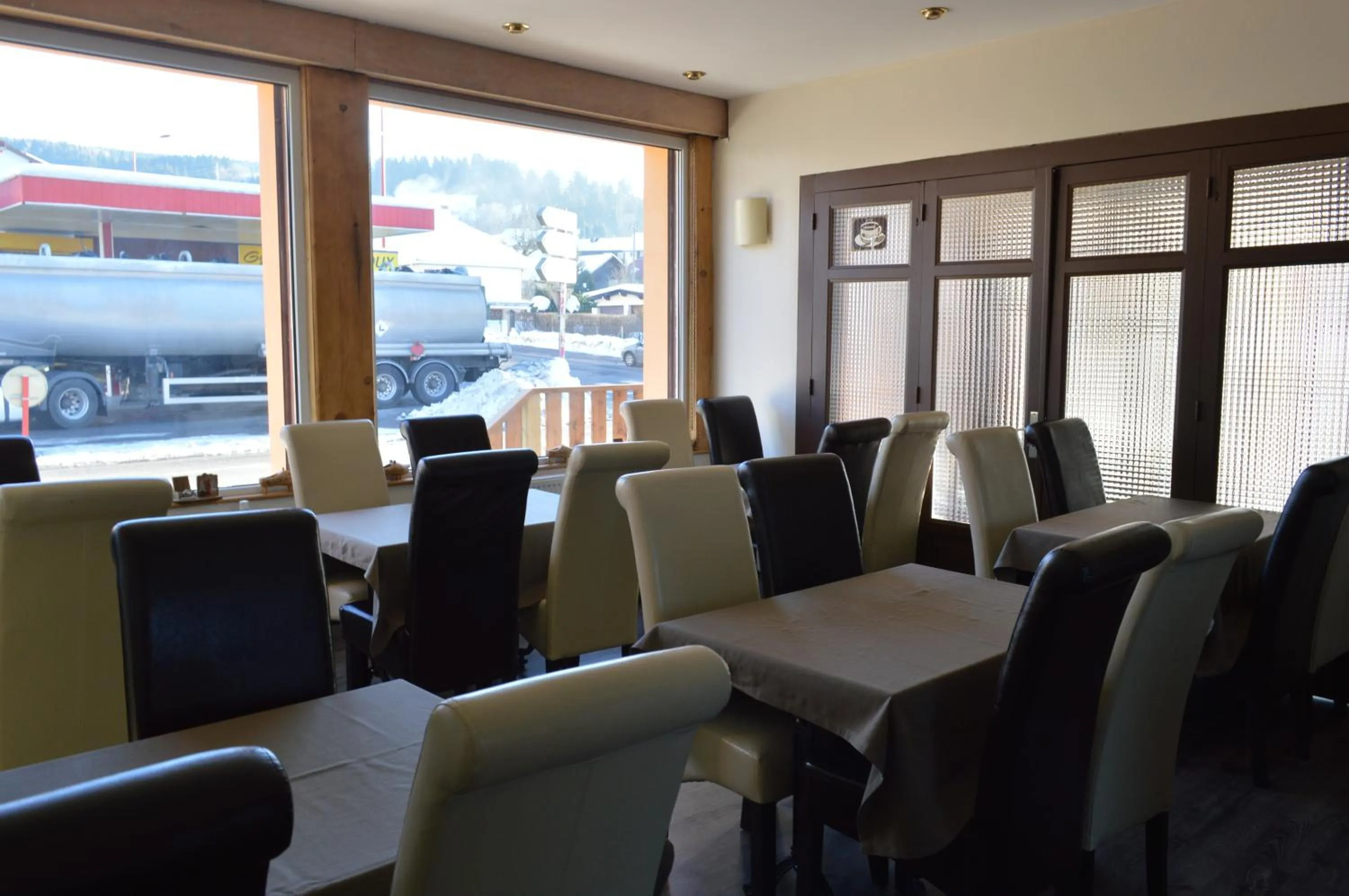 Restaurant/places to eat in Hôtel Timgad