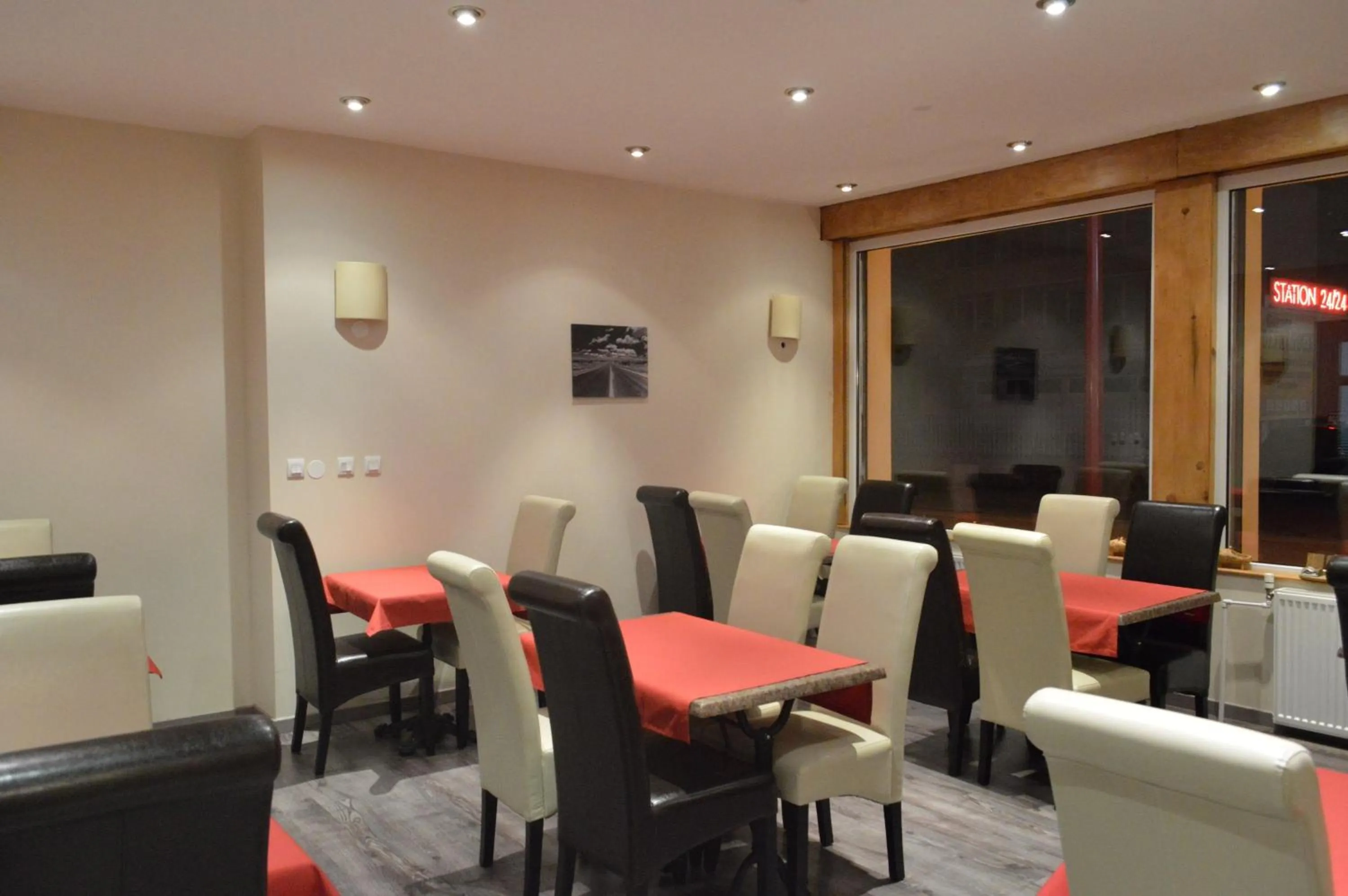 Restaurant/places to eat in Hôtel Timgad