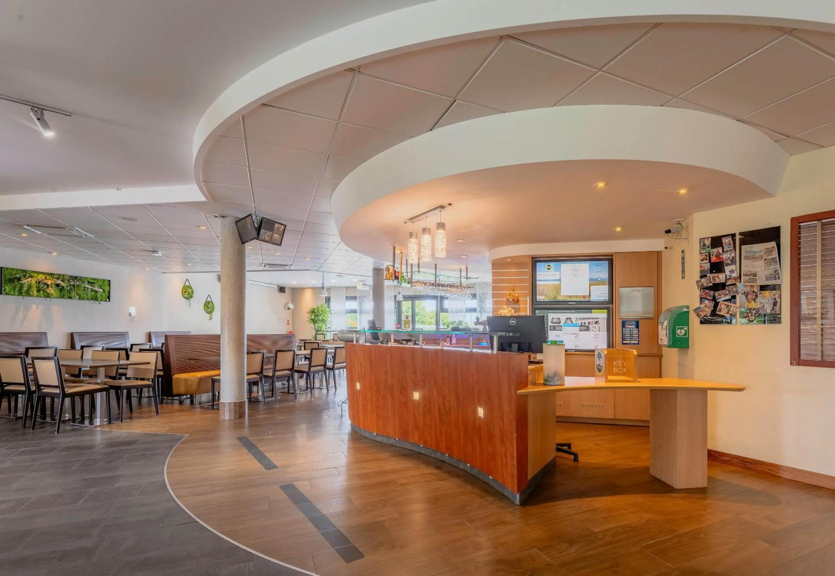 Lobby or reception in B&B HOTEL Calais Terminal Cité Europe 4 étoiles