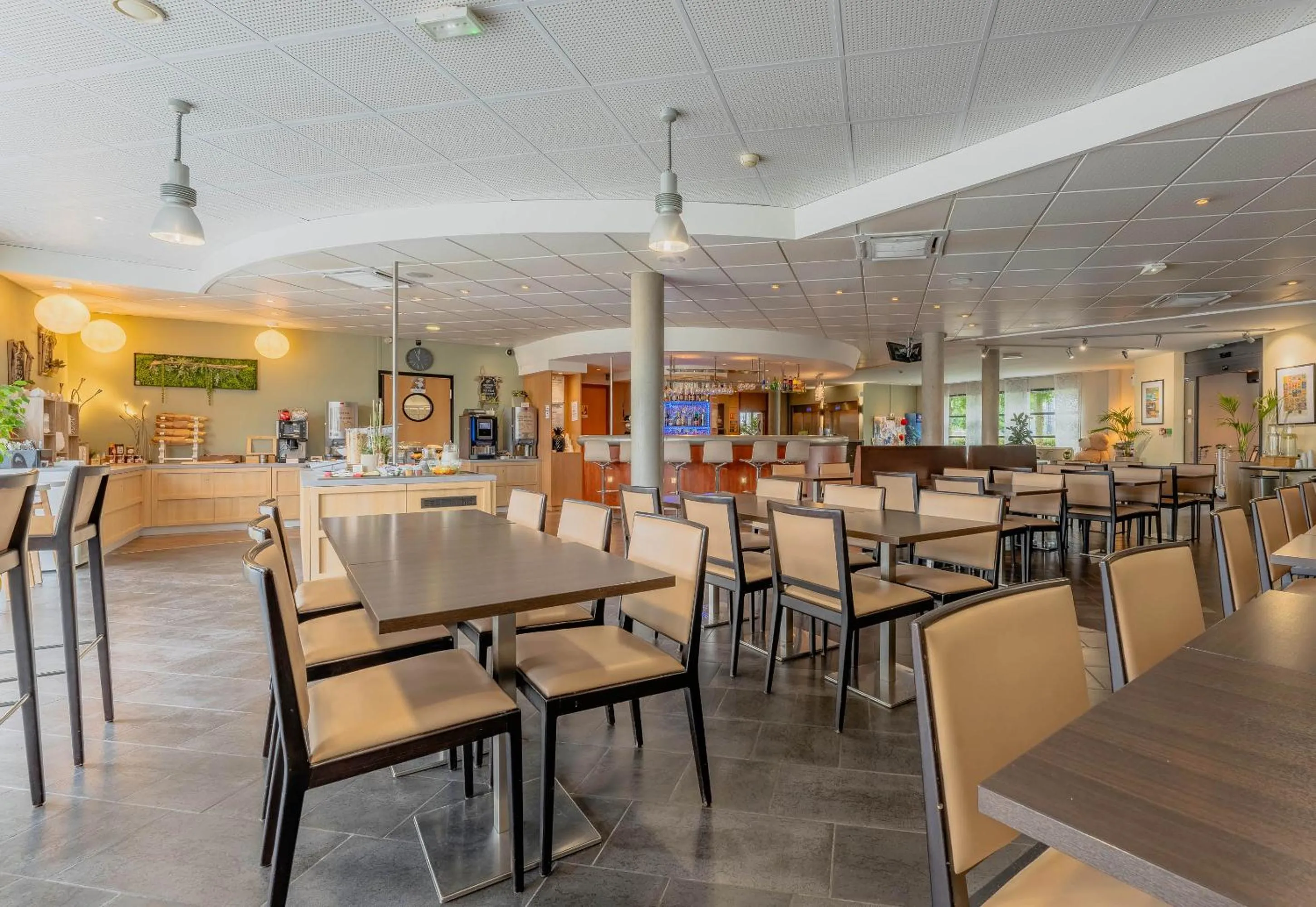 Restaurant/places to eat in B&B HOTEL Calais Terminal Cité Europe 4 étoiles