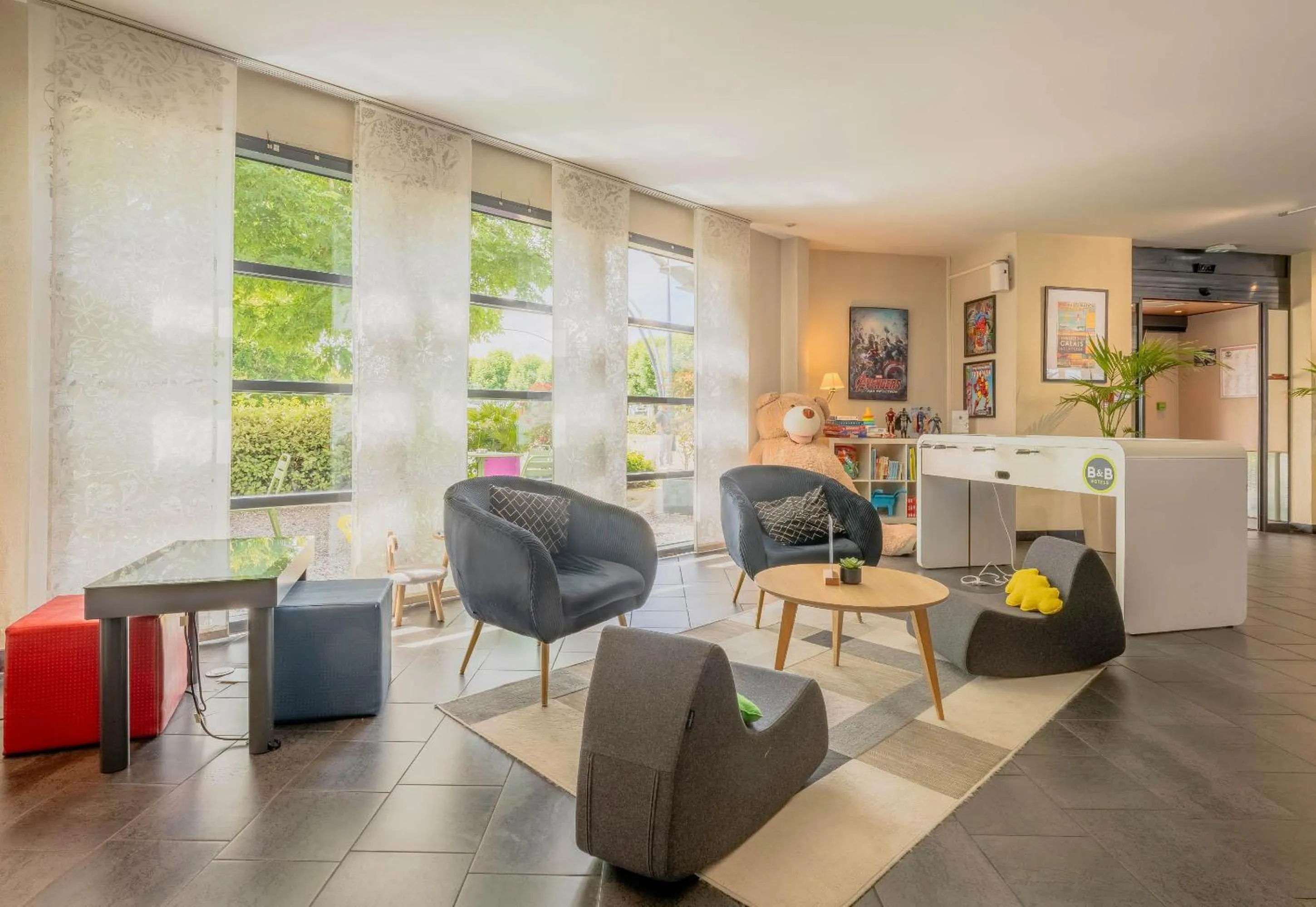 Lobby or reception in B&B HOTEL Calais Terminal Cité Europe 4 étoiles