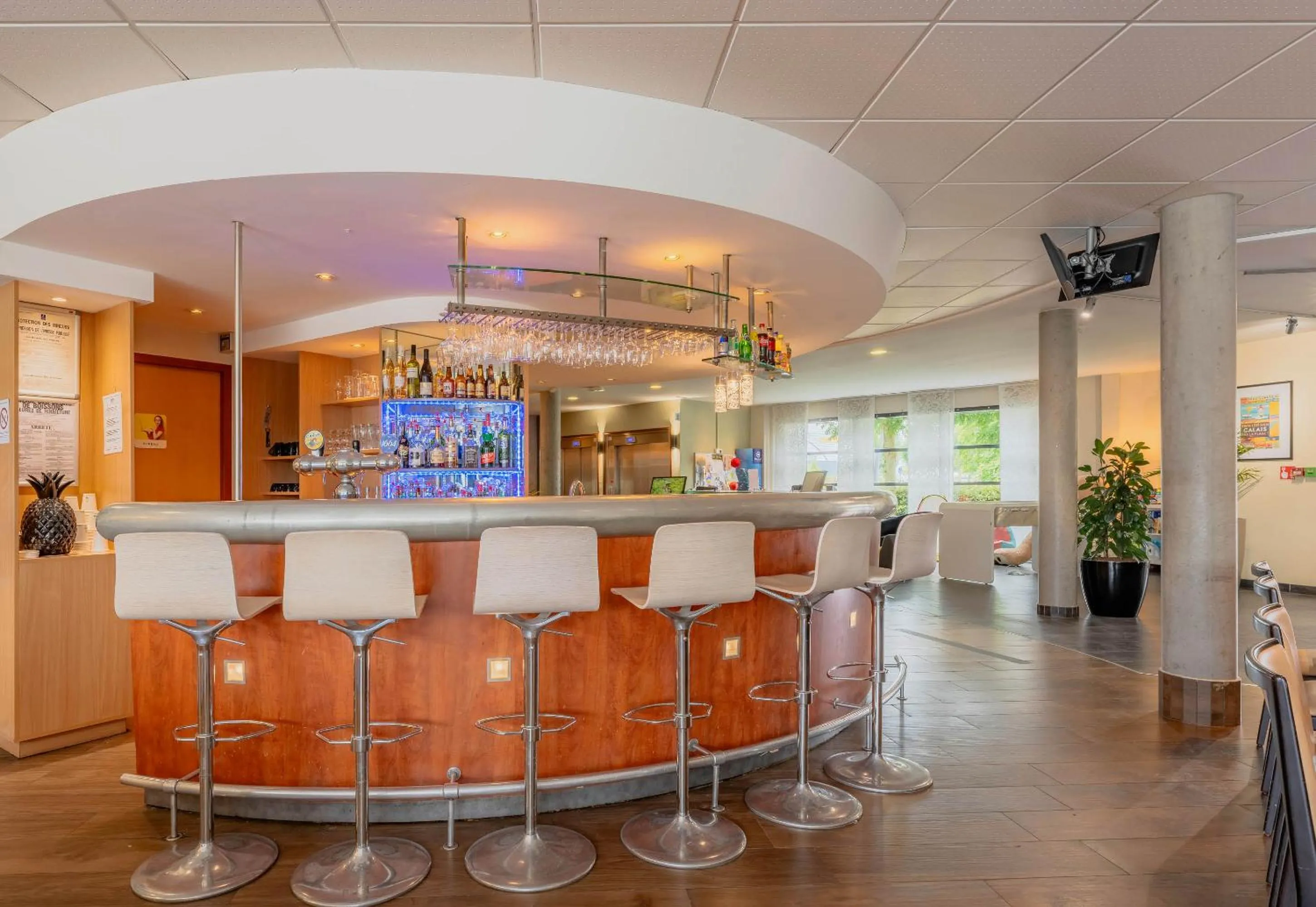 Lounge or bar in B&B HOTEL Calais Terminal Cité Europe 4 étoiles