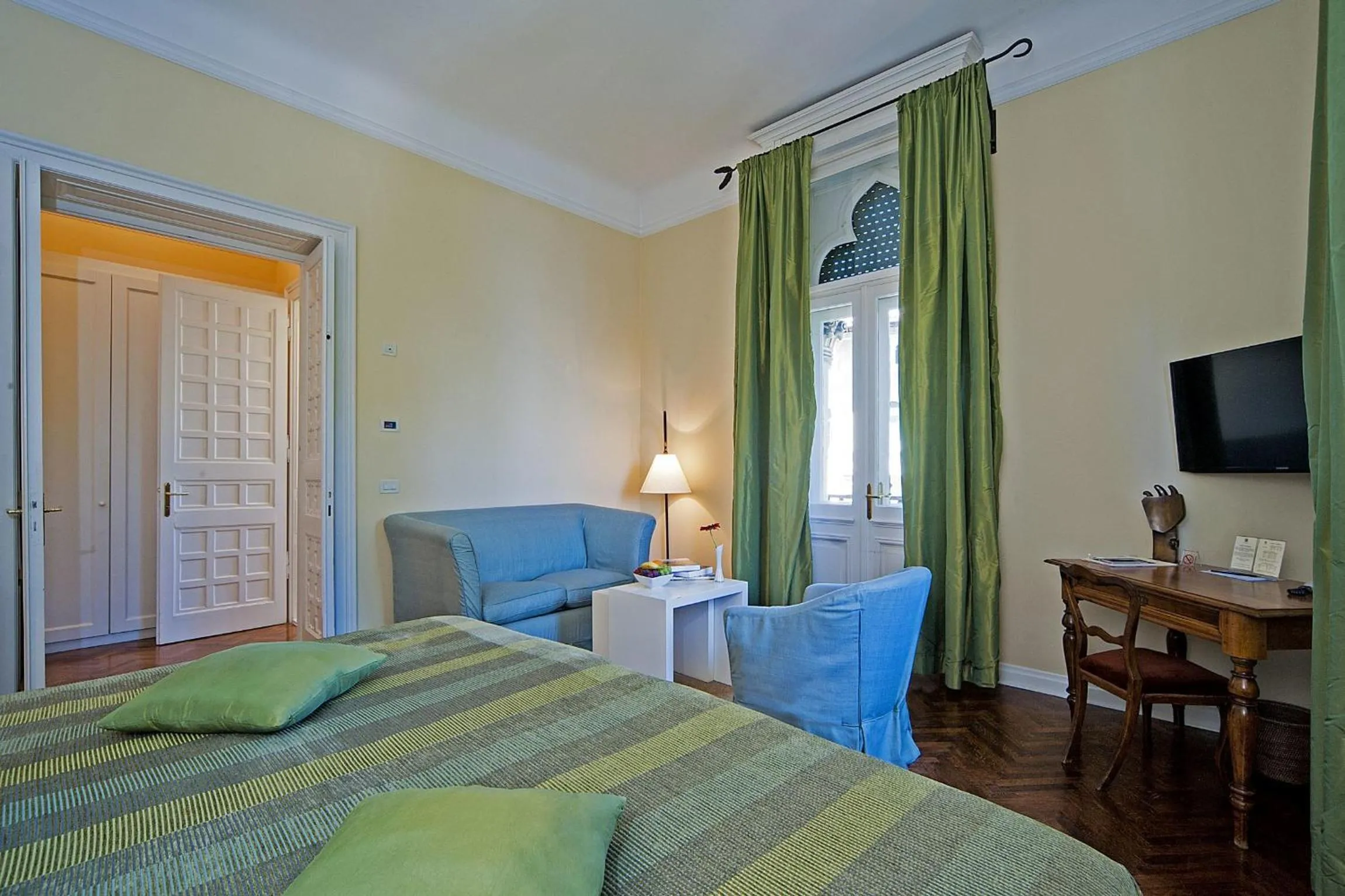 Living room, Bed in Hotel Villa Astra