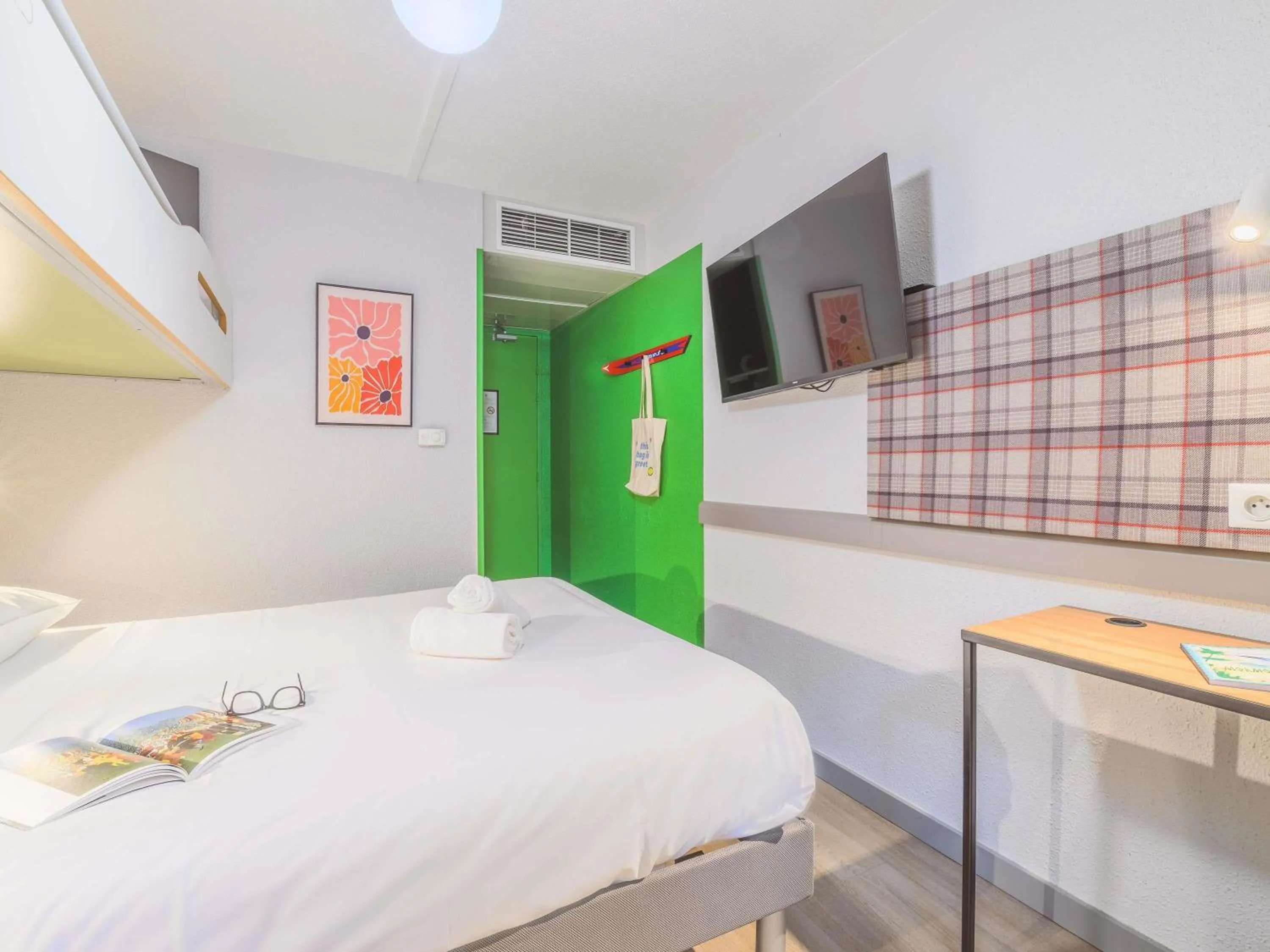 Bedroom, Bed in greet hôtel Annecy Cran-Gevrier by Accor