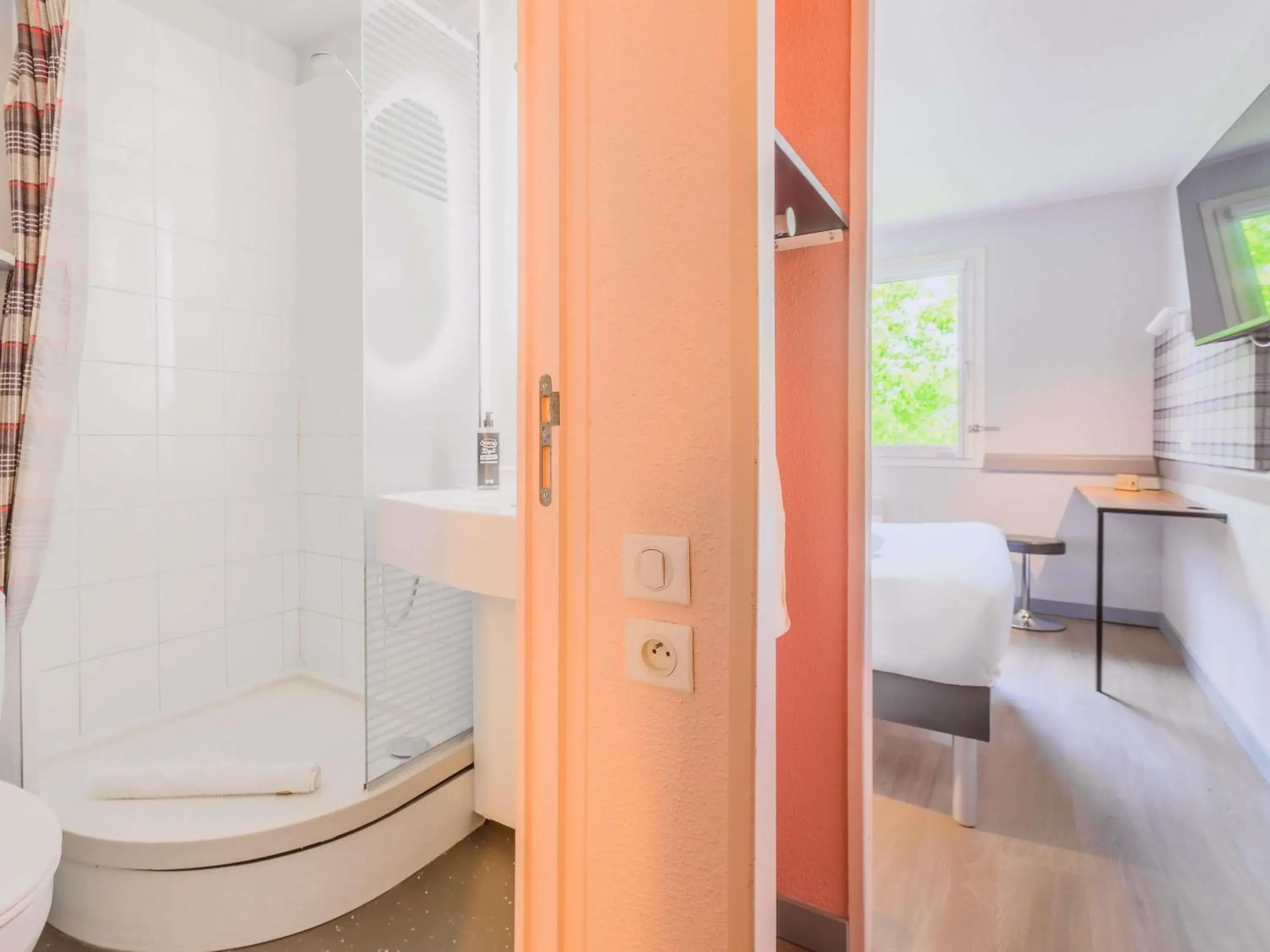 Bedroom in greet hôtel Annecy Cran-Gevrier by Accor Bedroom in greet hôtel Annecy Cran-Gevrier by Accor