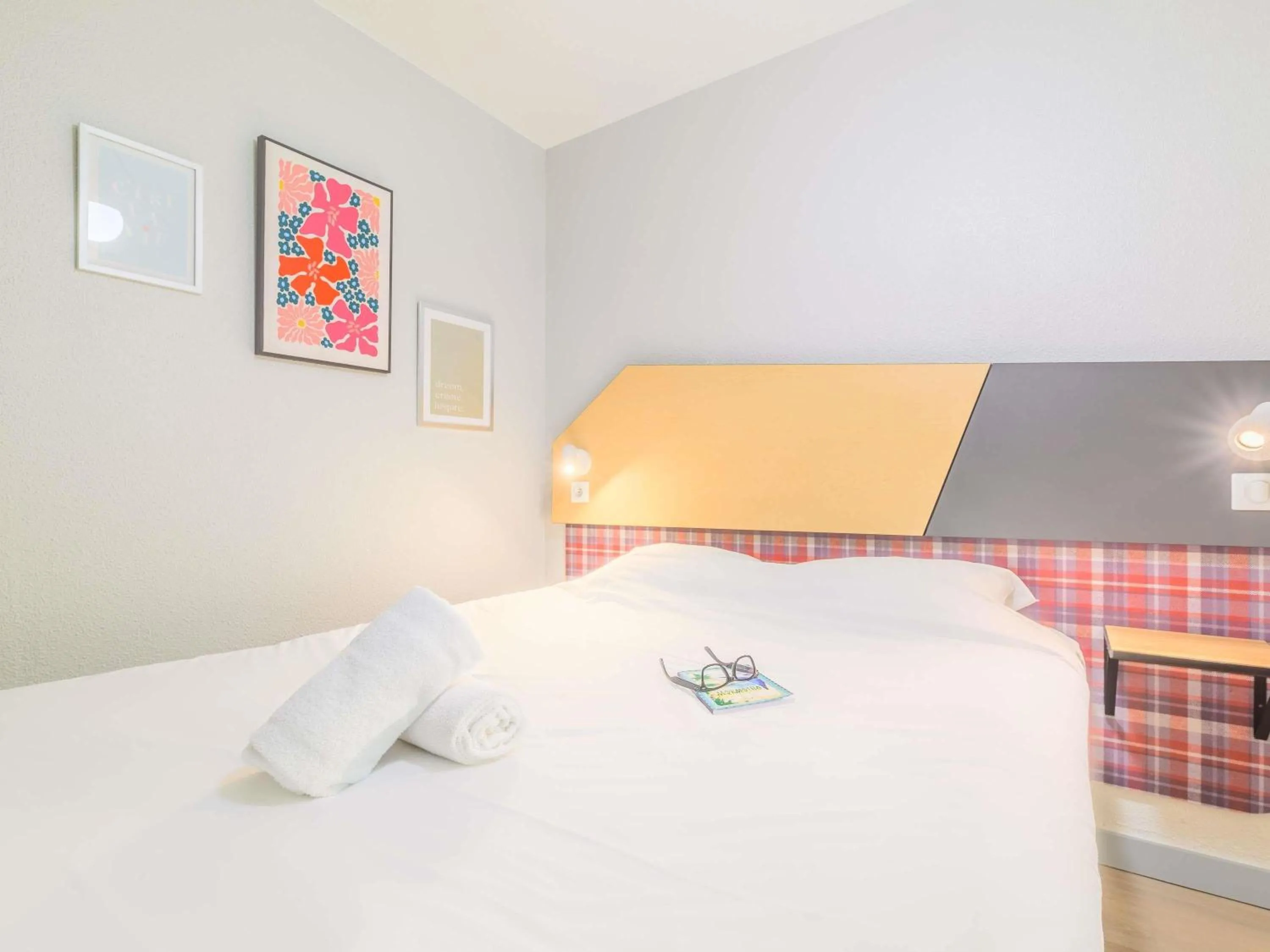 Bedroom, Bed in greet hôtel Annecy Cran-Gevrier by Accor