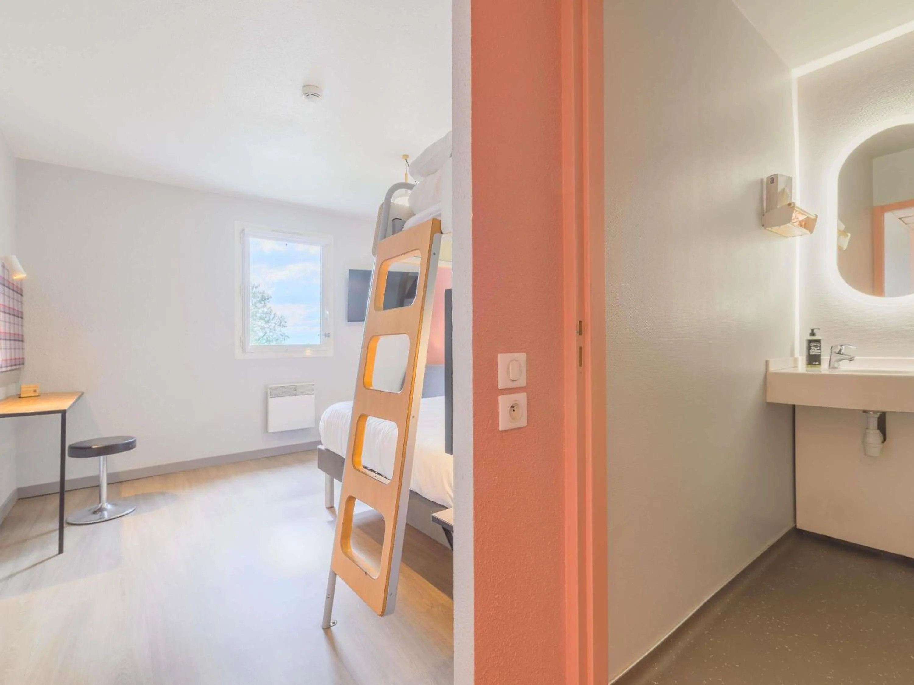 Bedroom, Bed in greet hôtel Annecy Cran-Gevrier by Accor