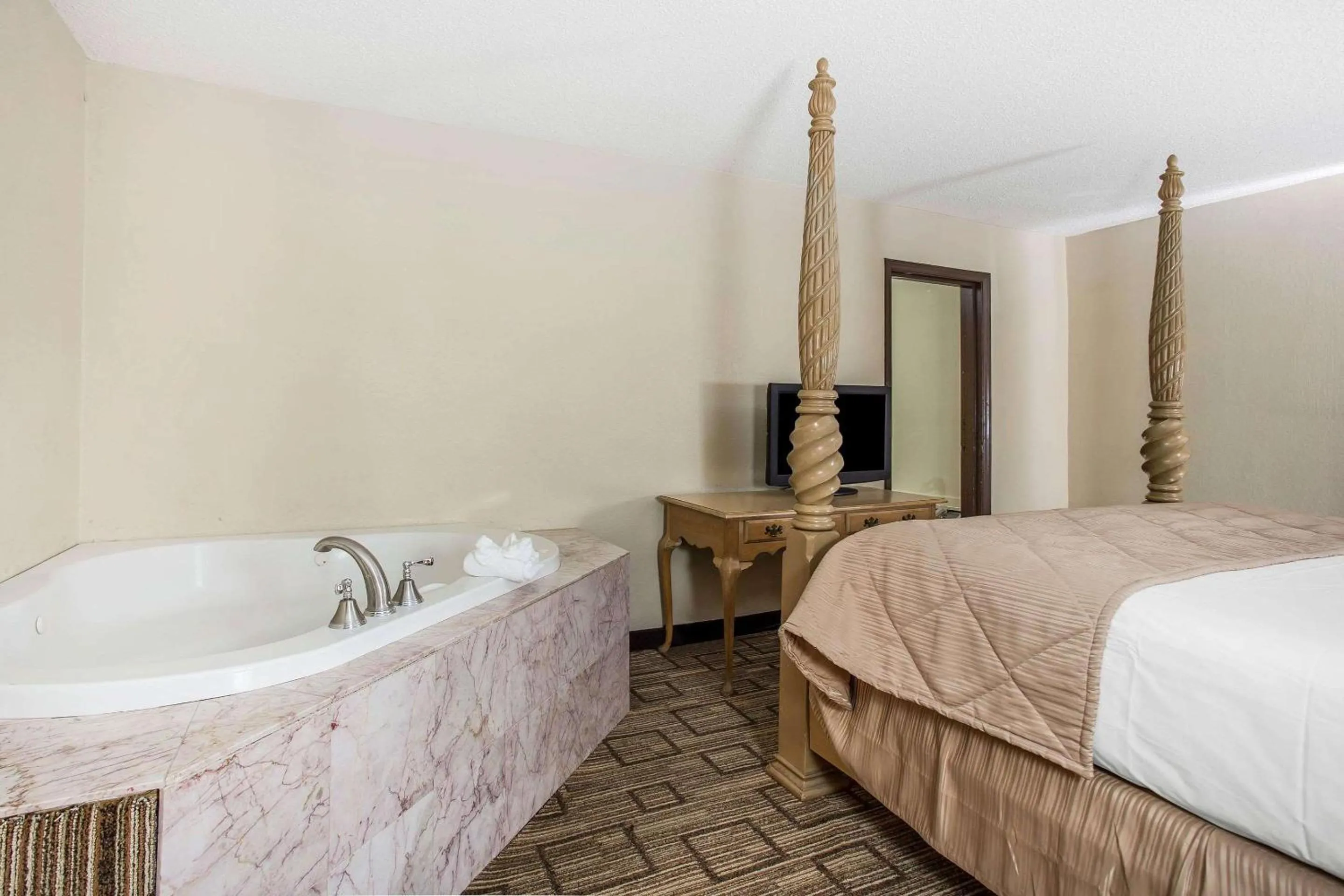 Photo of the whole room, Bed in Clarion Hotel Fort Mill Near Amusement Park