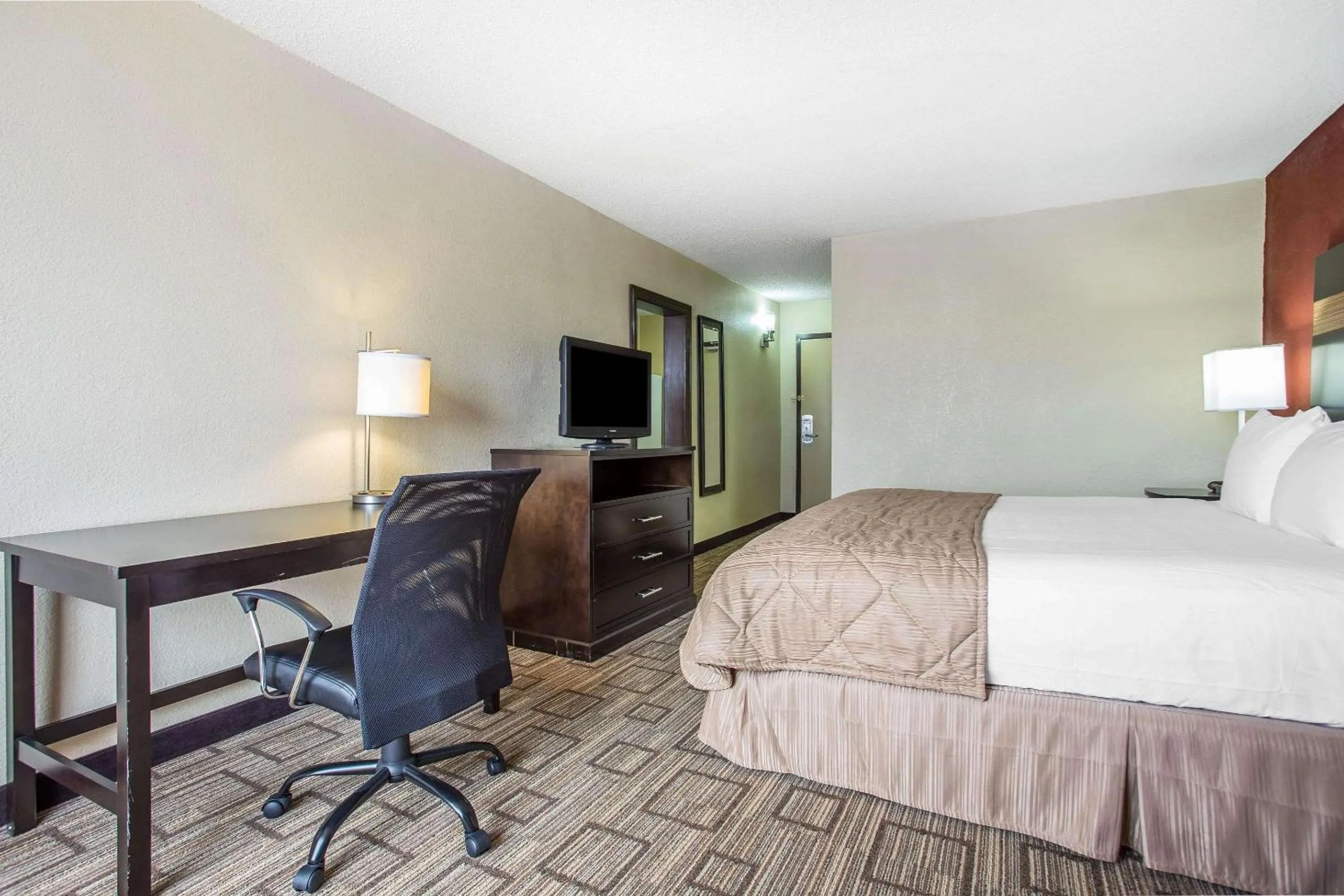 Photo of the whole room, Bed in Clarion Hotel Fort Mill Near Amusement Park