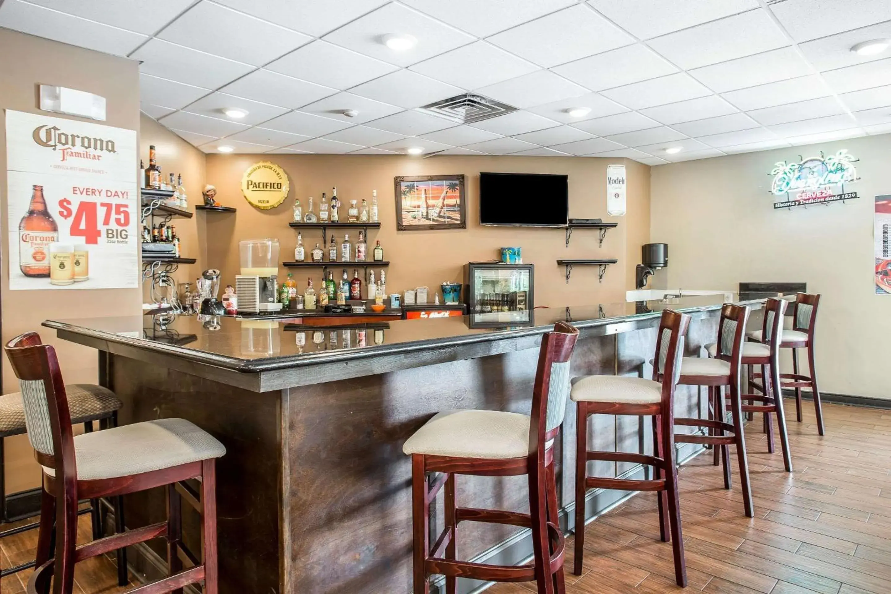 Lounge or bar, Lounge/Bar in Clarion Hotel Fort Mill Near Amusement Park